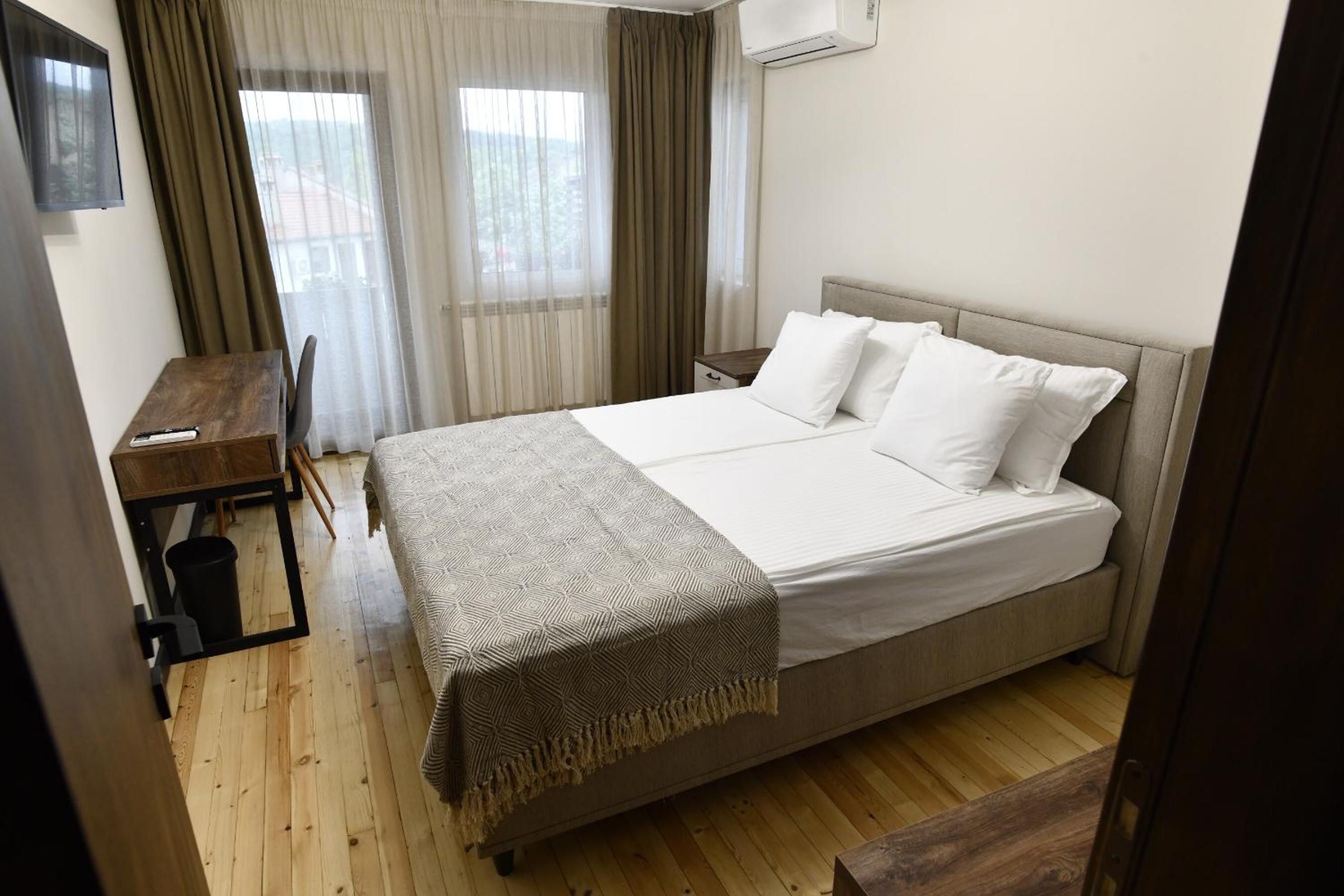 LAZARA Guest House