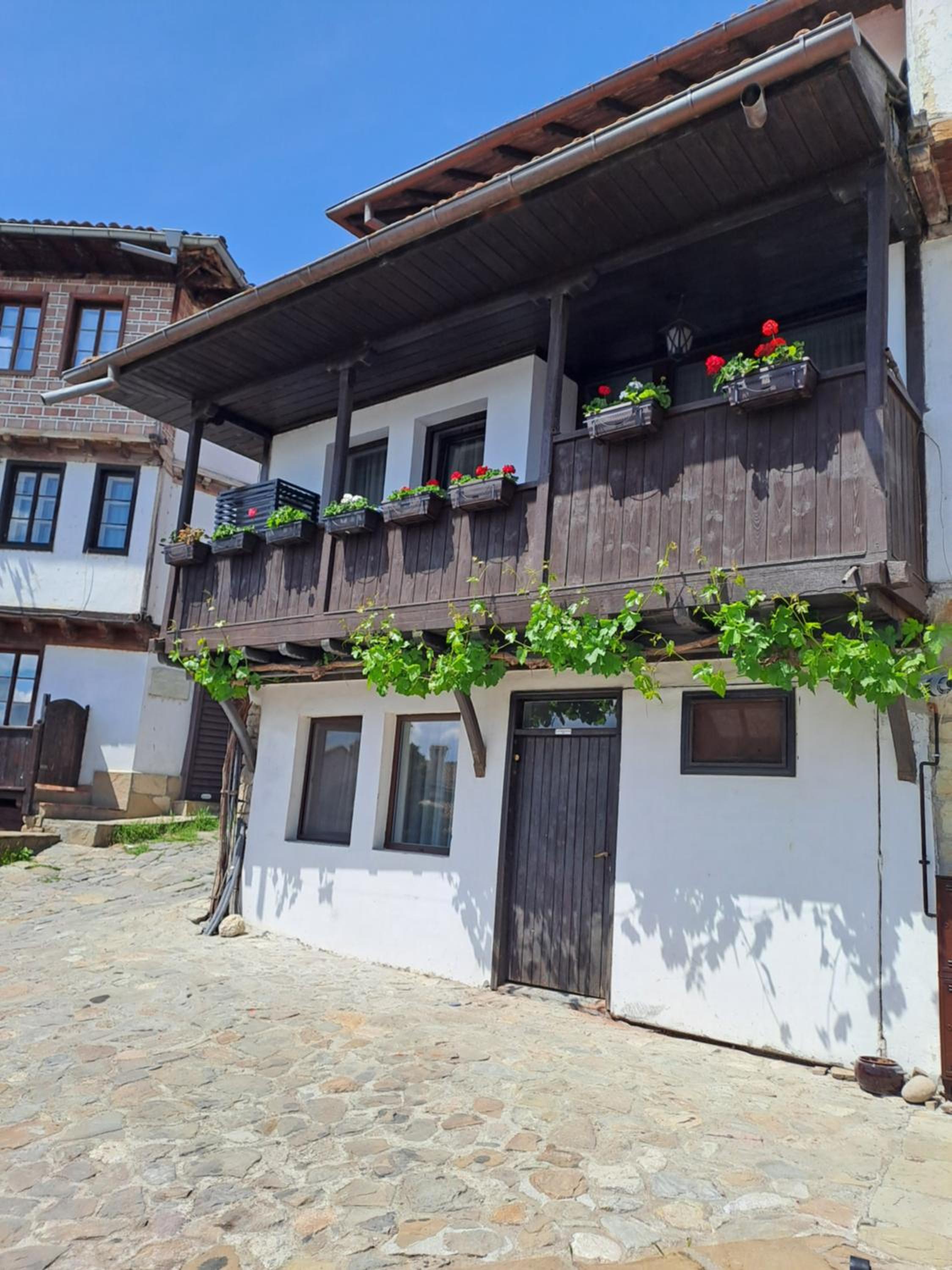 LAZARA Guest House