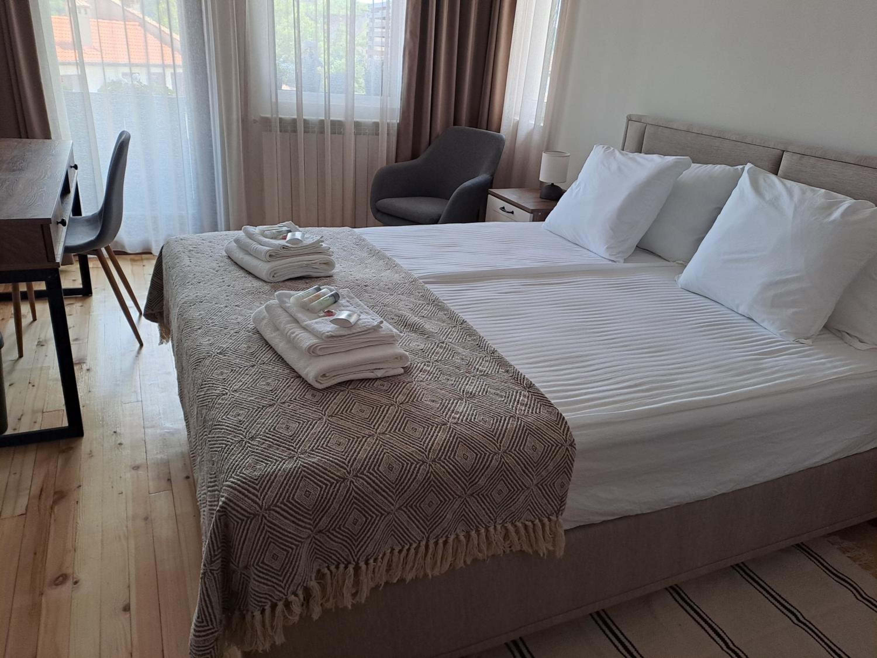 LAZARA Guest House
