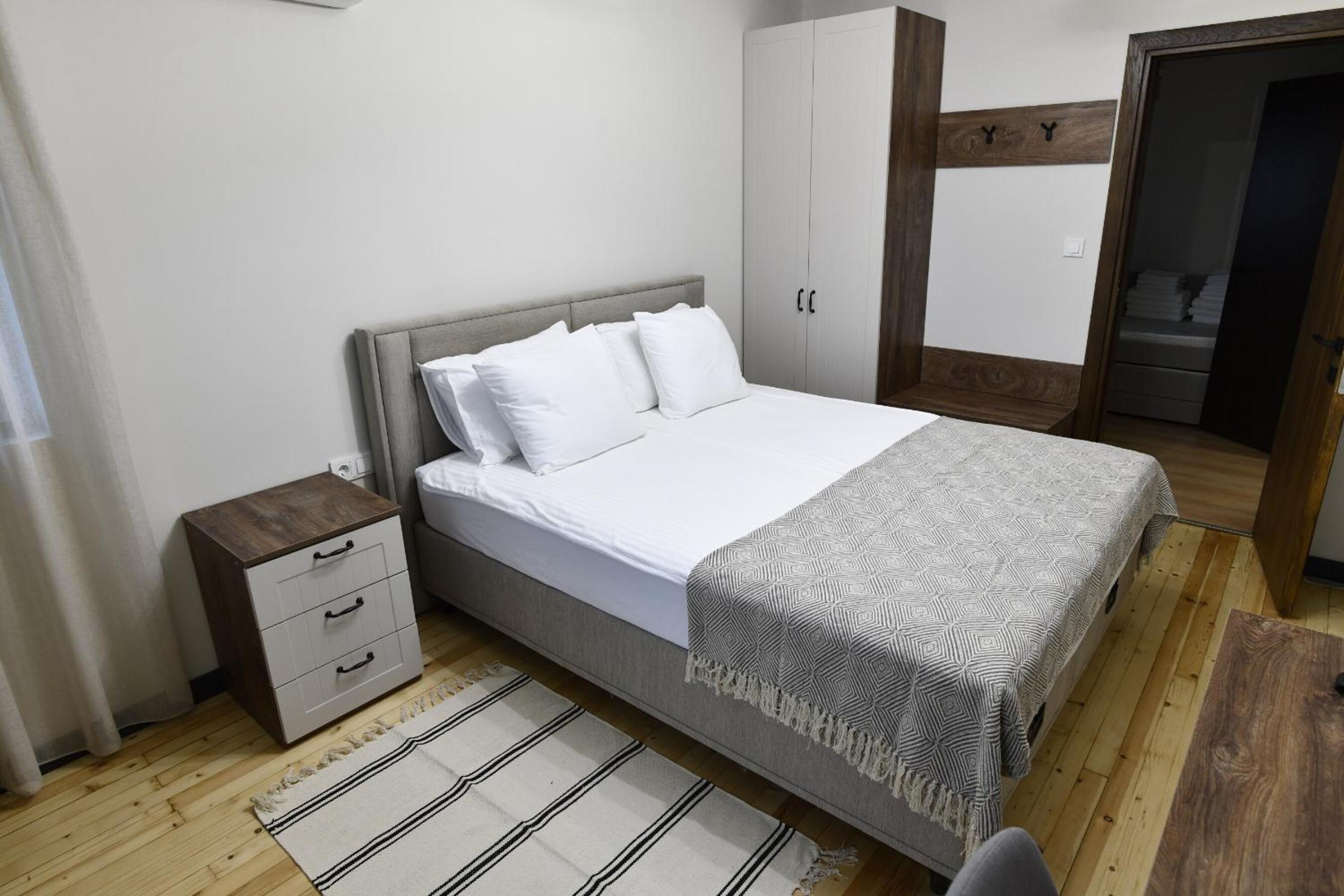 LAZARA Guest House