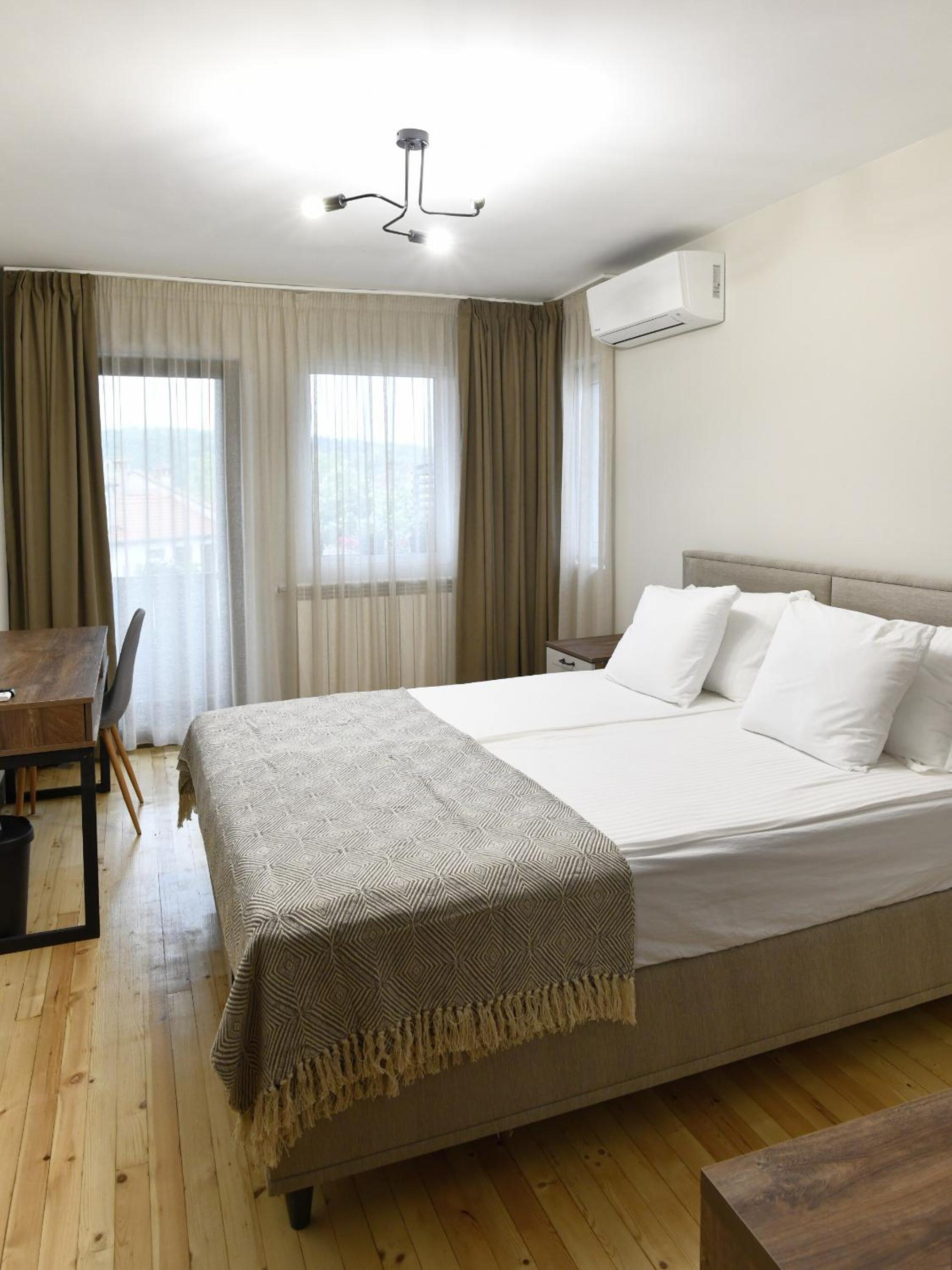 LAZARA Guest House
