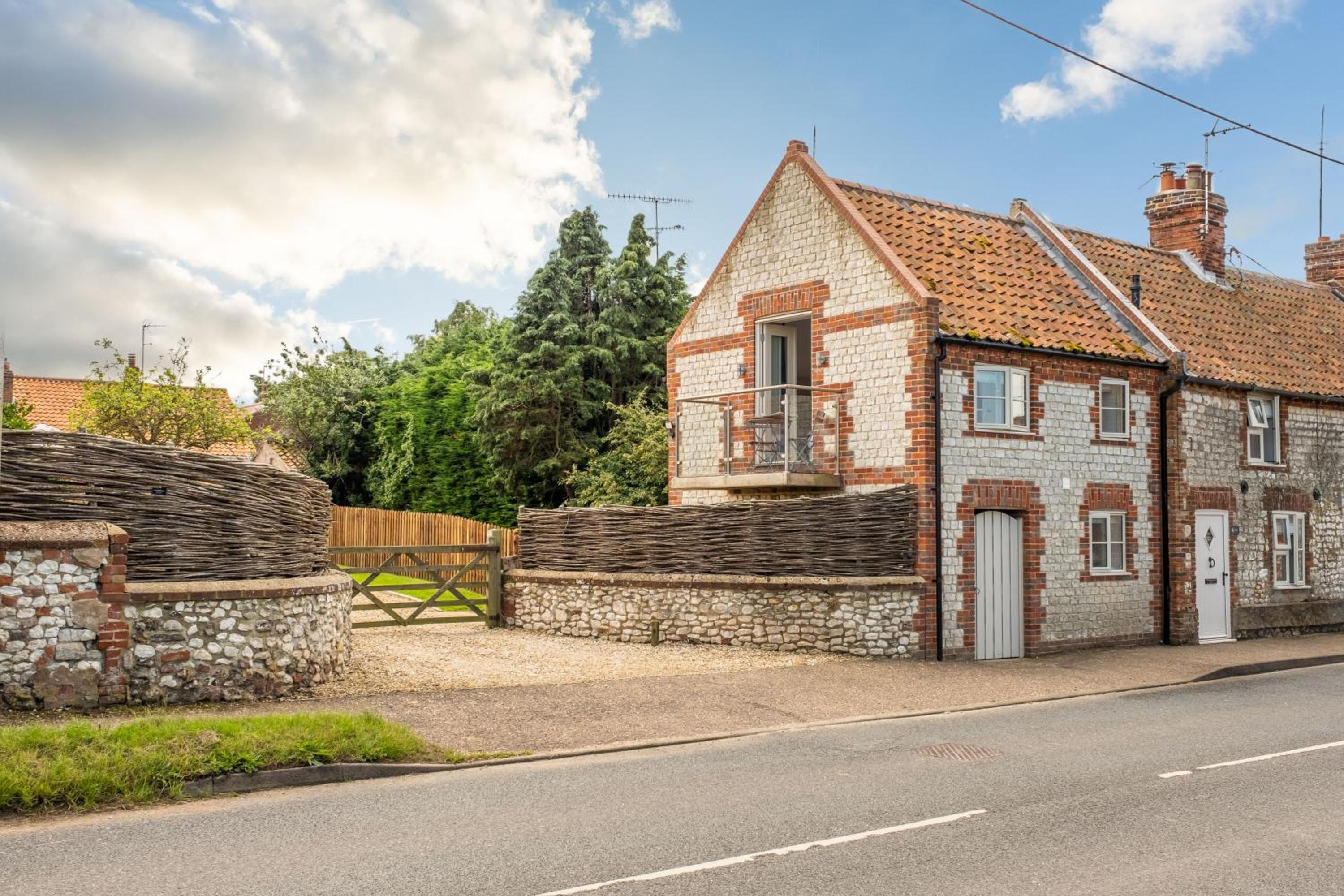 4 Malthouse Cottages - Thornham view 2