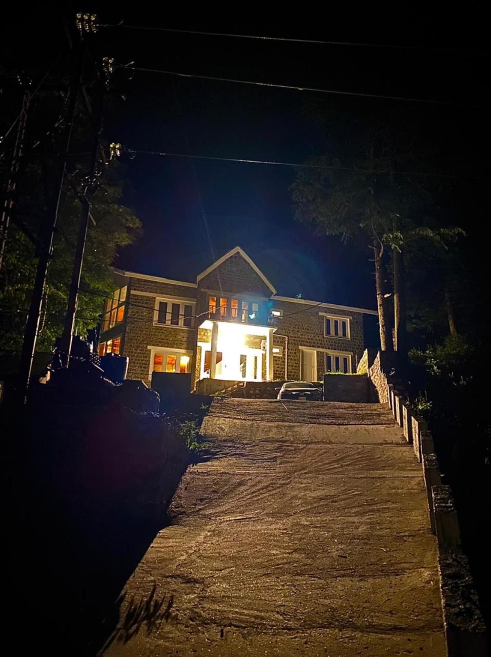 Vintage Hut Dunga Gali view 3