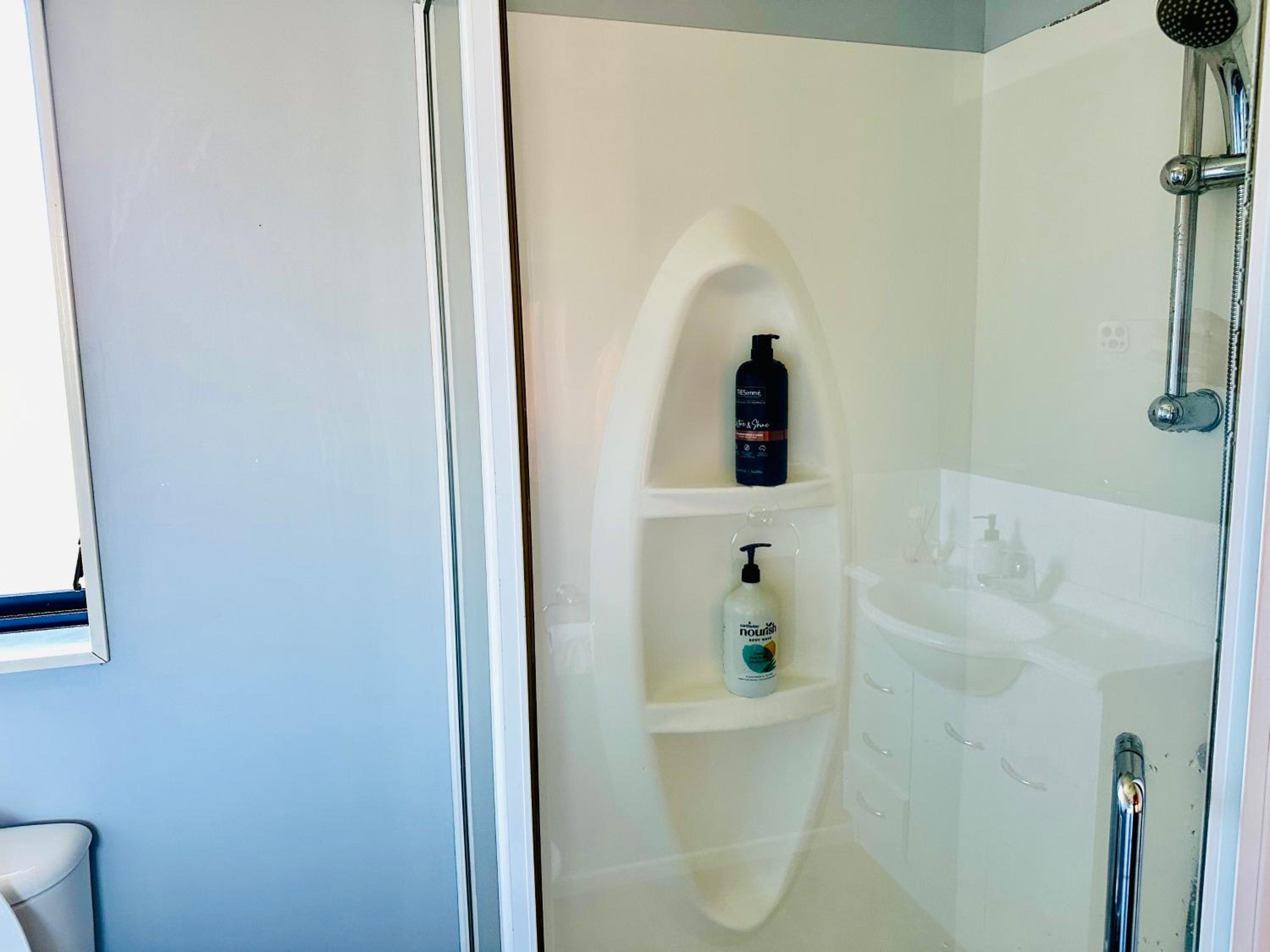 Spacious Comfty 4 BDMs House in Rototuna view 2