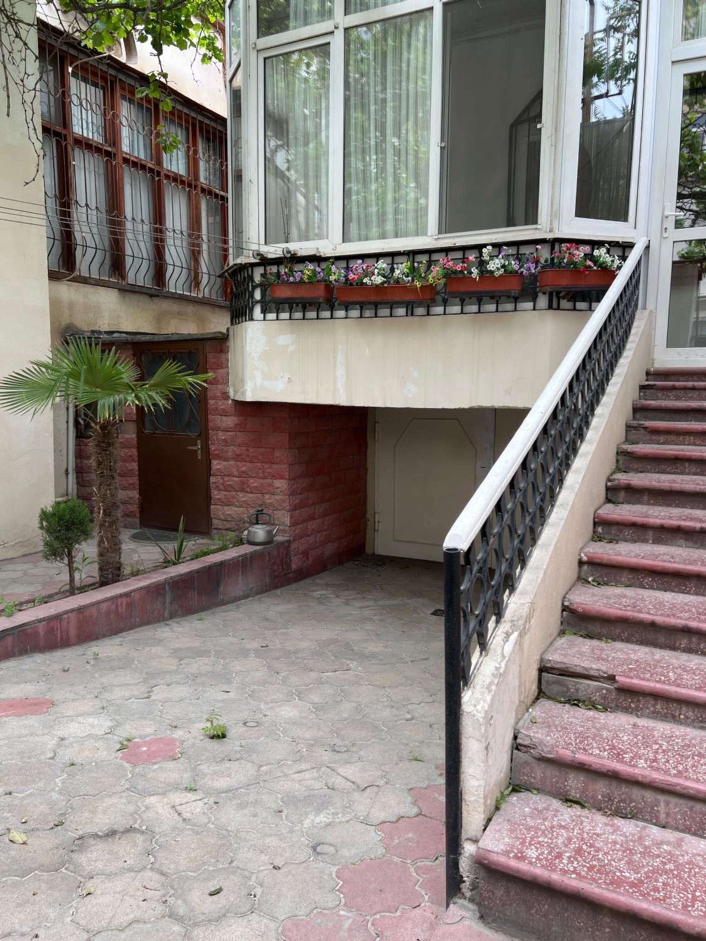 House next to Boulevard