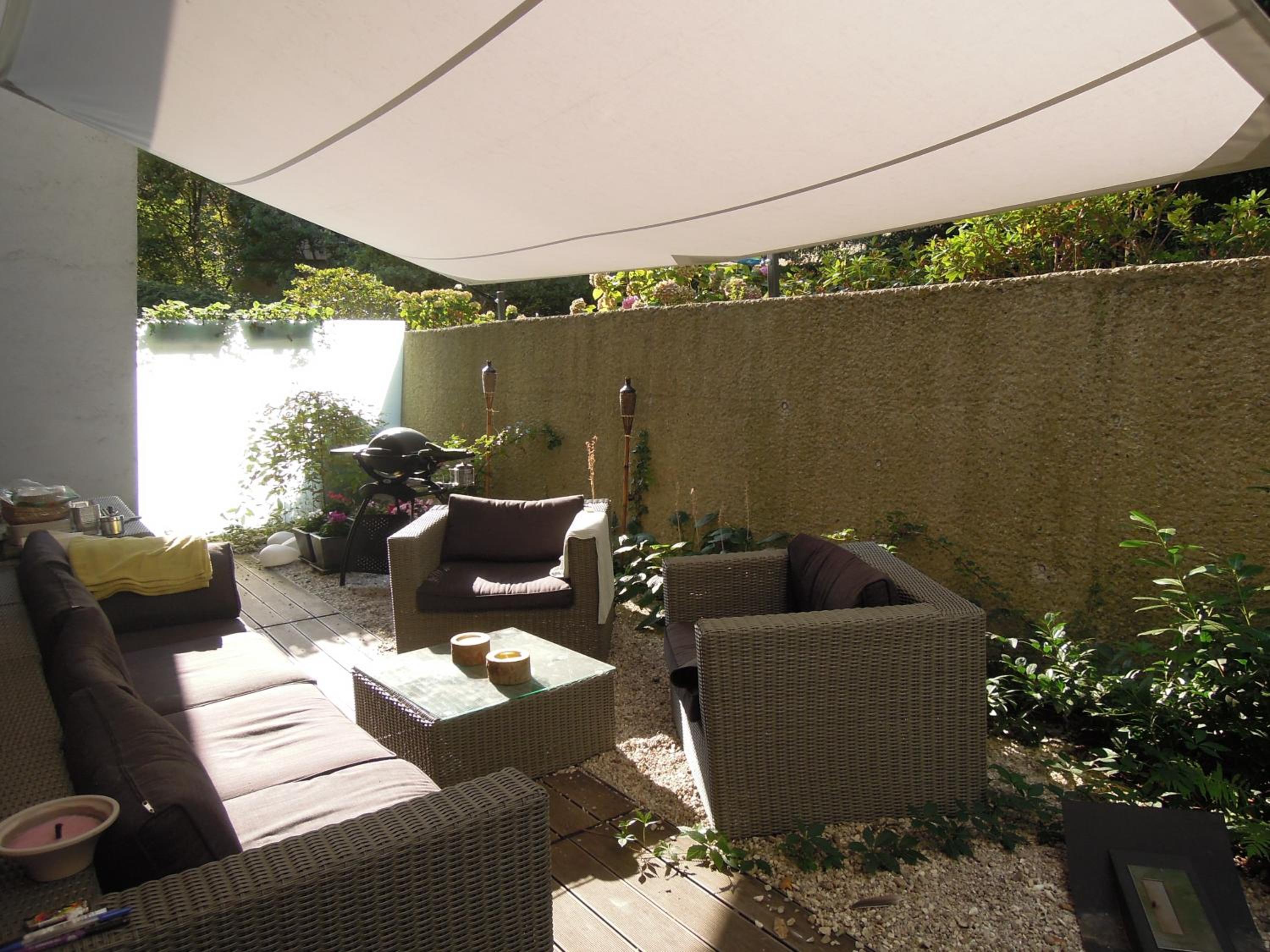 Exceptional calm 3BR, 2.5BA apartment with patio, pool & gym