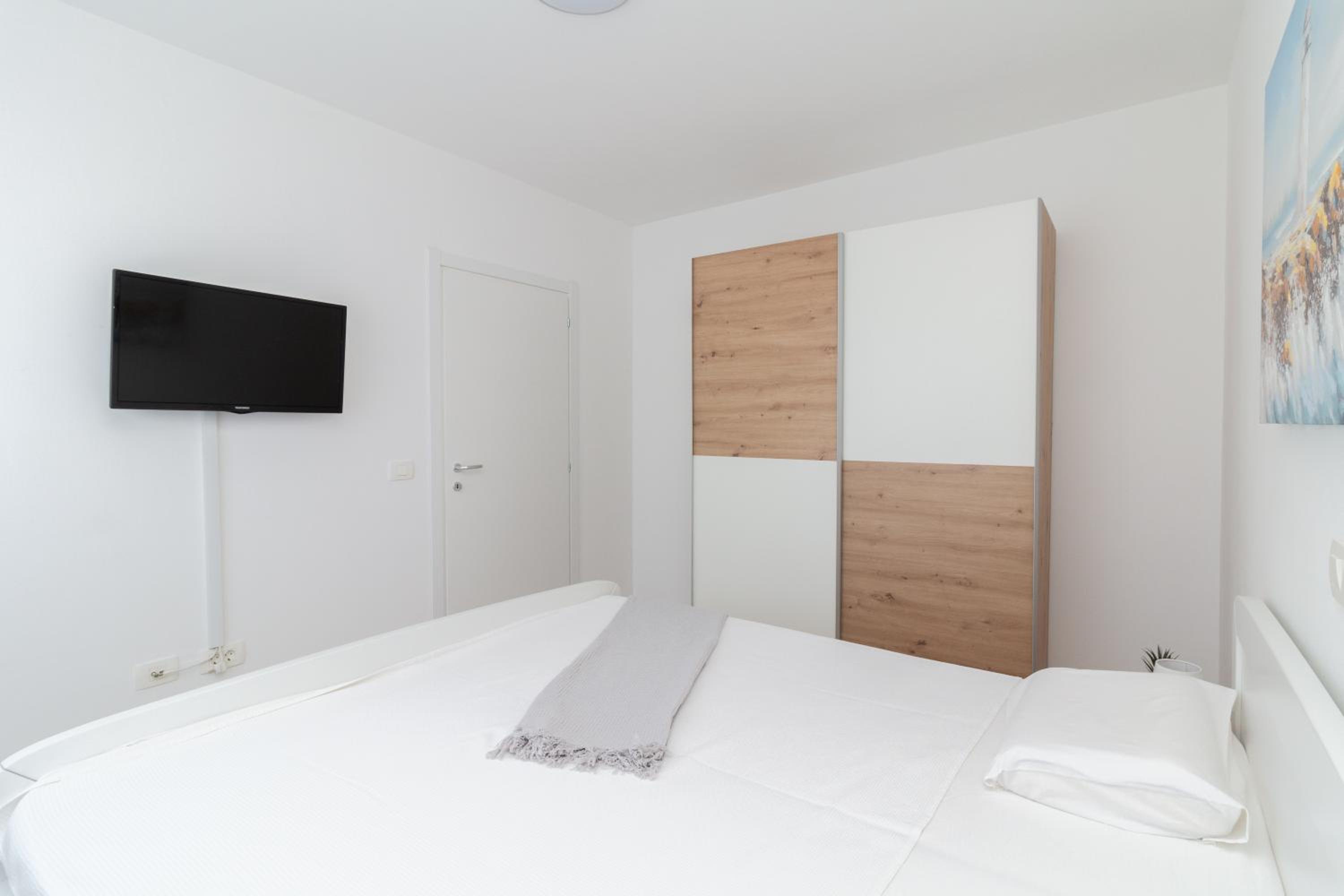 Sea front apartment Dani with private terrace and private garden - by TA Leut Agency view 5
