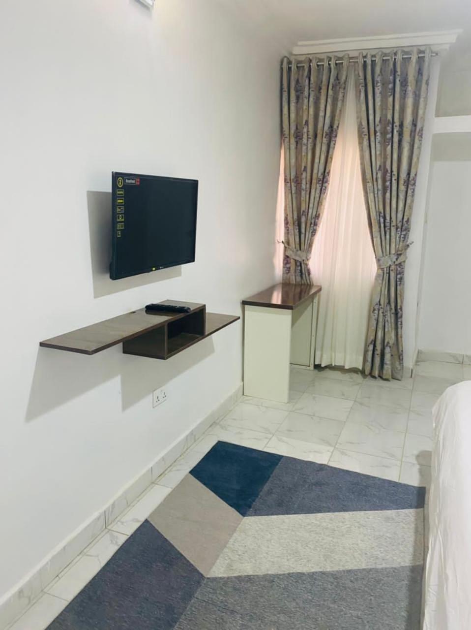 Private room with WIFI, Stable Power, City Center view 3