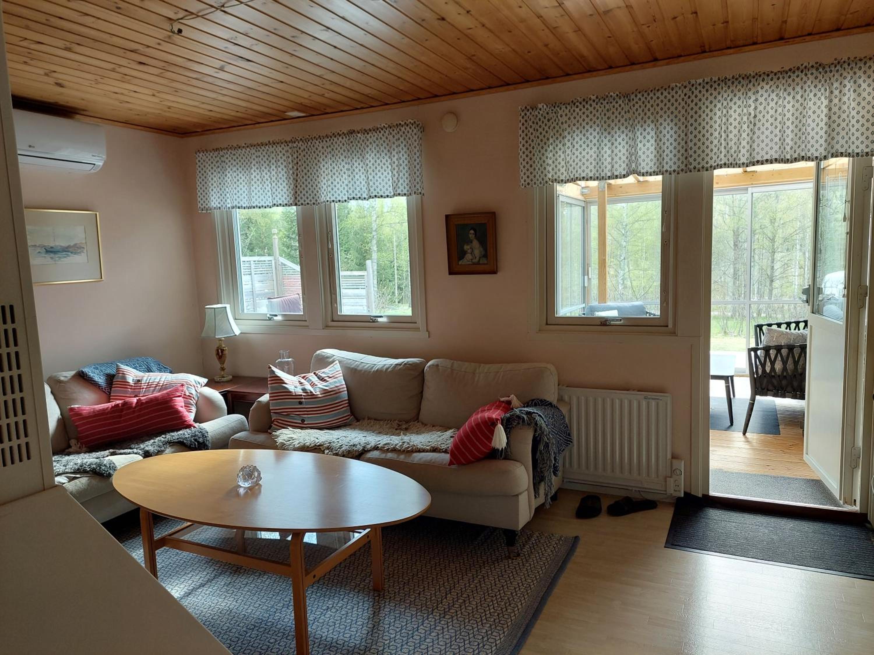 Gula Stugan Rönnäs Skogsväg view 5