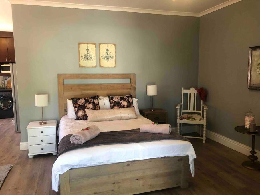 Gatsby Suite, with pool in quiet area, close to town