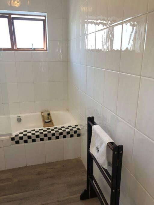 Gatsby Suite, with pool in quiet area, close to town