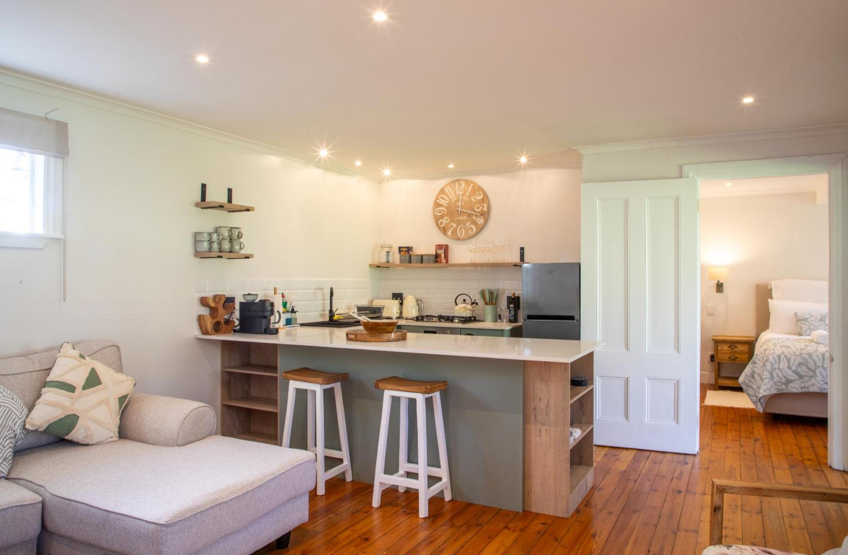 Cute one bedroom garden cottage - Wonderful views, Vineyard access, tranquil garden