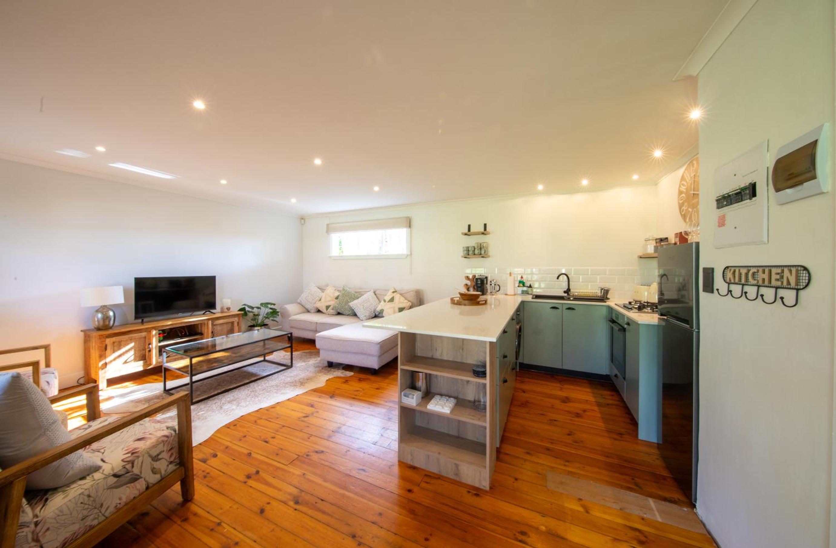 Cute one bedroom garden cottage - Wonderful views, Vineyard access, tranquil garden