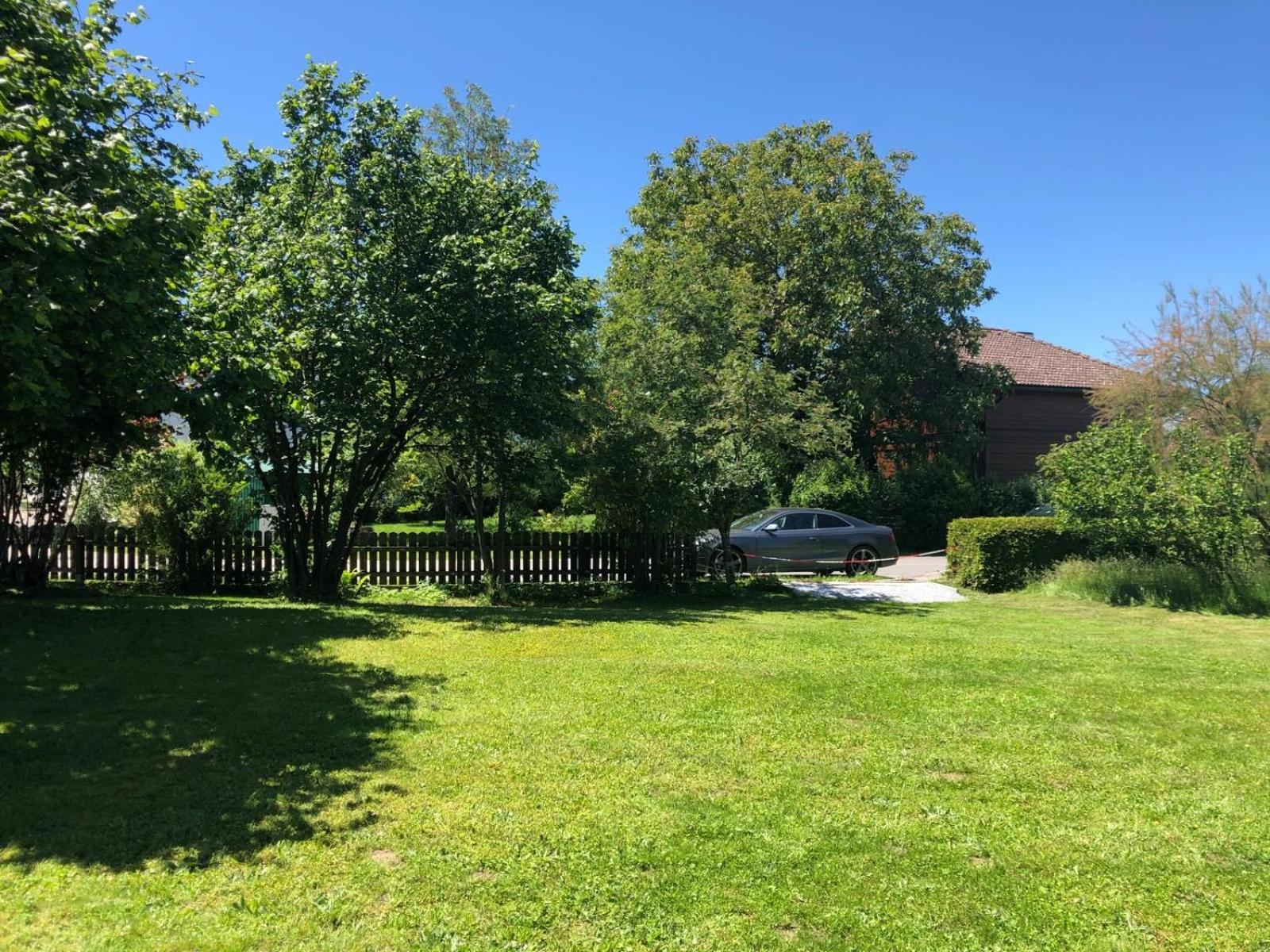 Gemütliche Blockhütte mit großem Garten