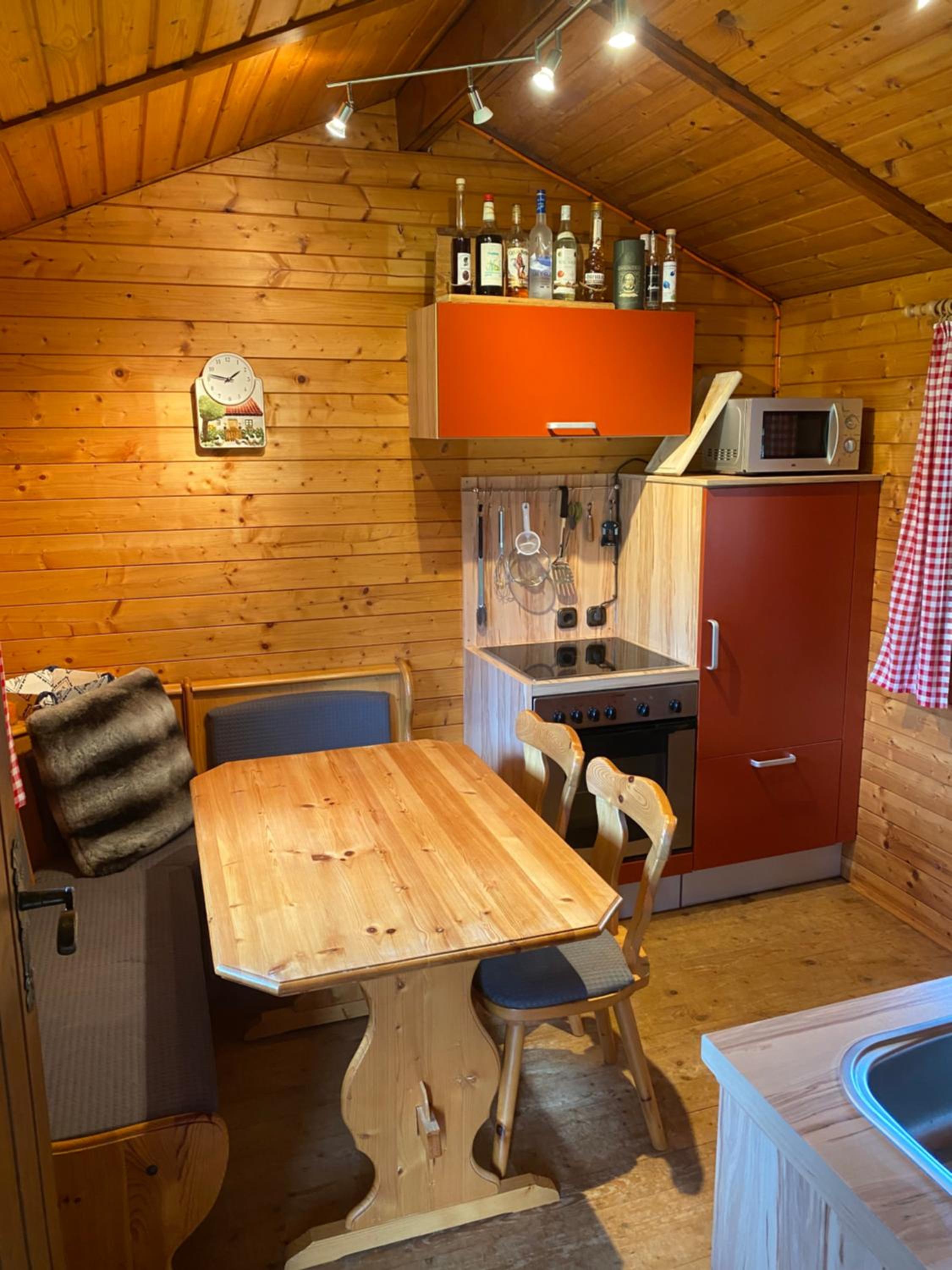 Gemütliche Blockhütte mit großem Garten