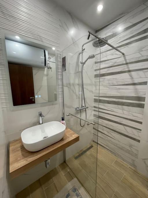 *HOT* Main Square Brand New Luxury Apartment