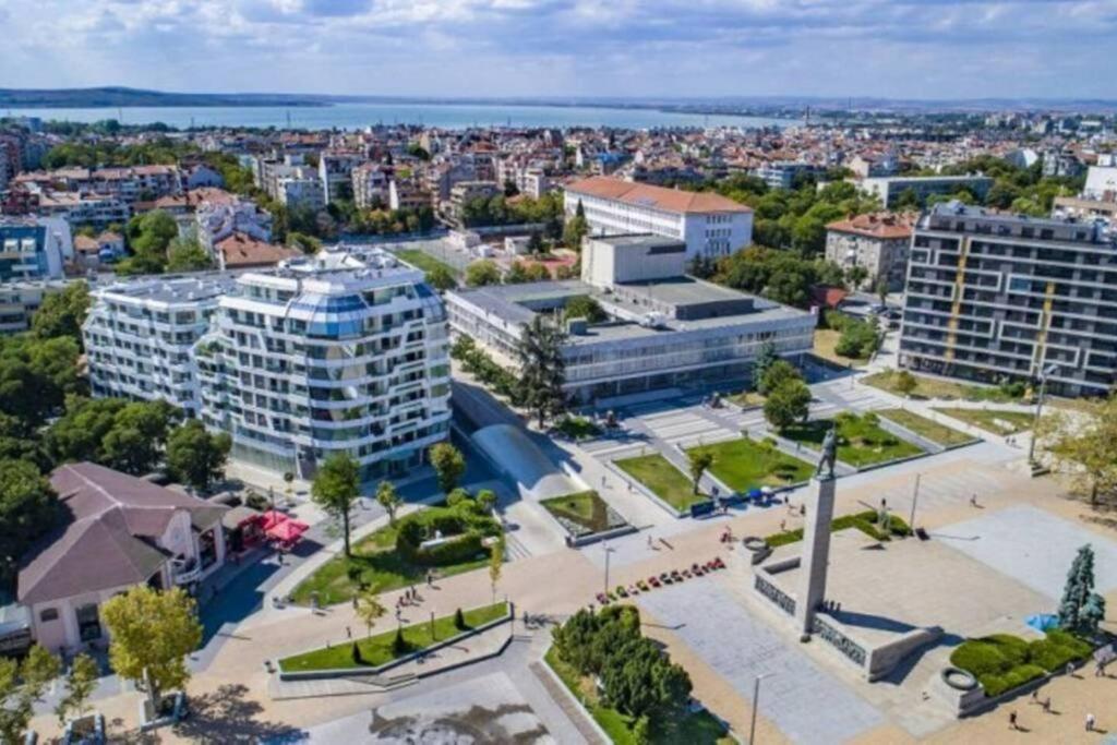 *HOT* Main Square Brand New Luxury Apartment