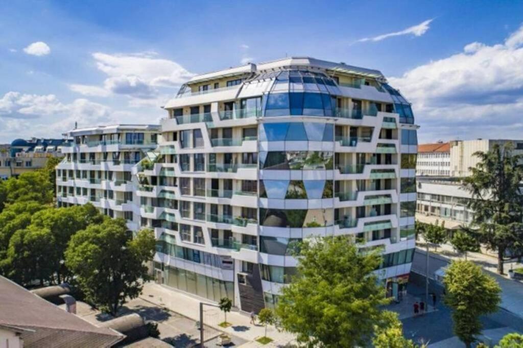 *HOT* Main Square Brand New Luxury Apartment