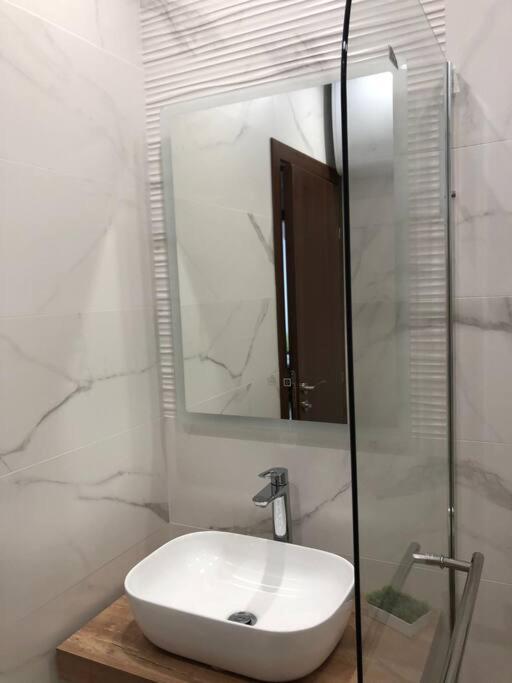 *HOT* Main Square Brand New Luxury Apartment