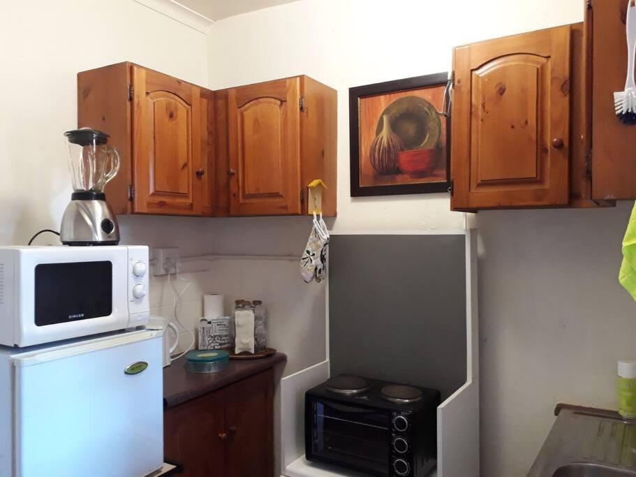 Charming, well equipped bachelor unit view 5