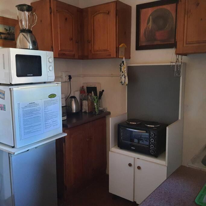 Charming, well equipped bachelor unit view 2