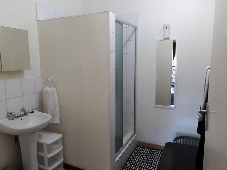 Charming, well equipped bachelor unit view 3