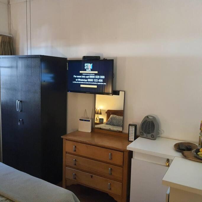 Charming, well equipped bachelor unit view 4