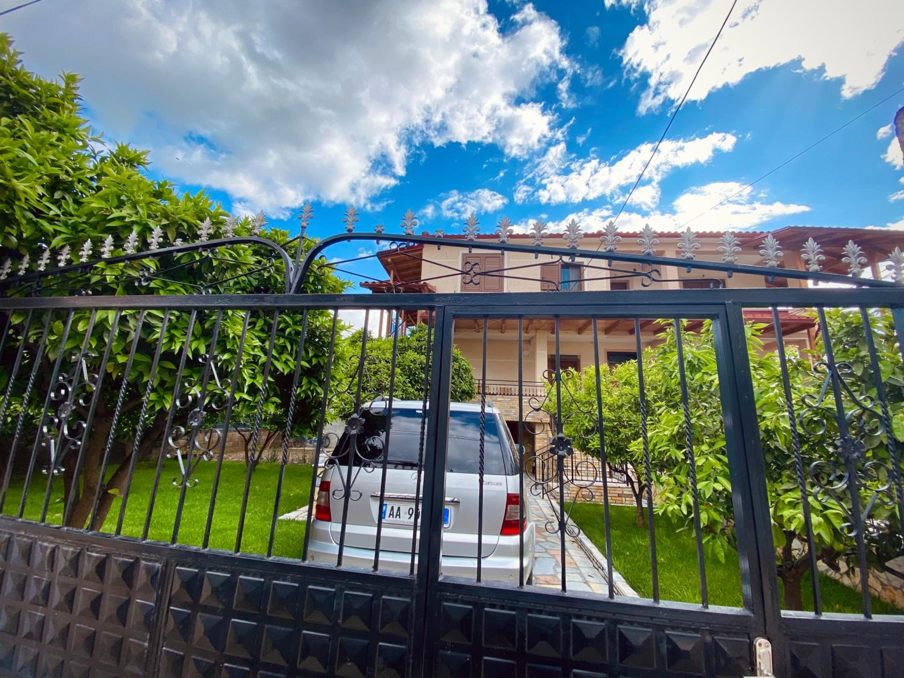 Villa Berat - View of Berat Castle & Traditional Breakfast
