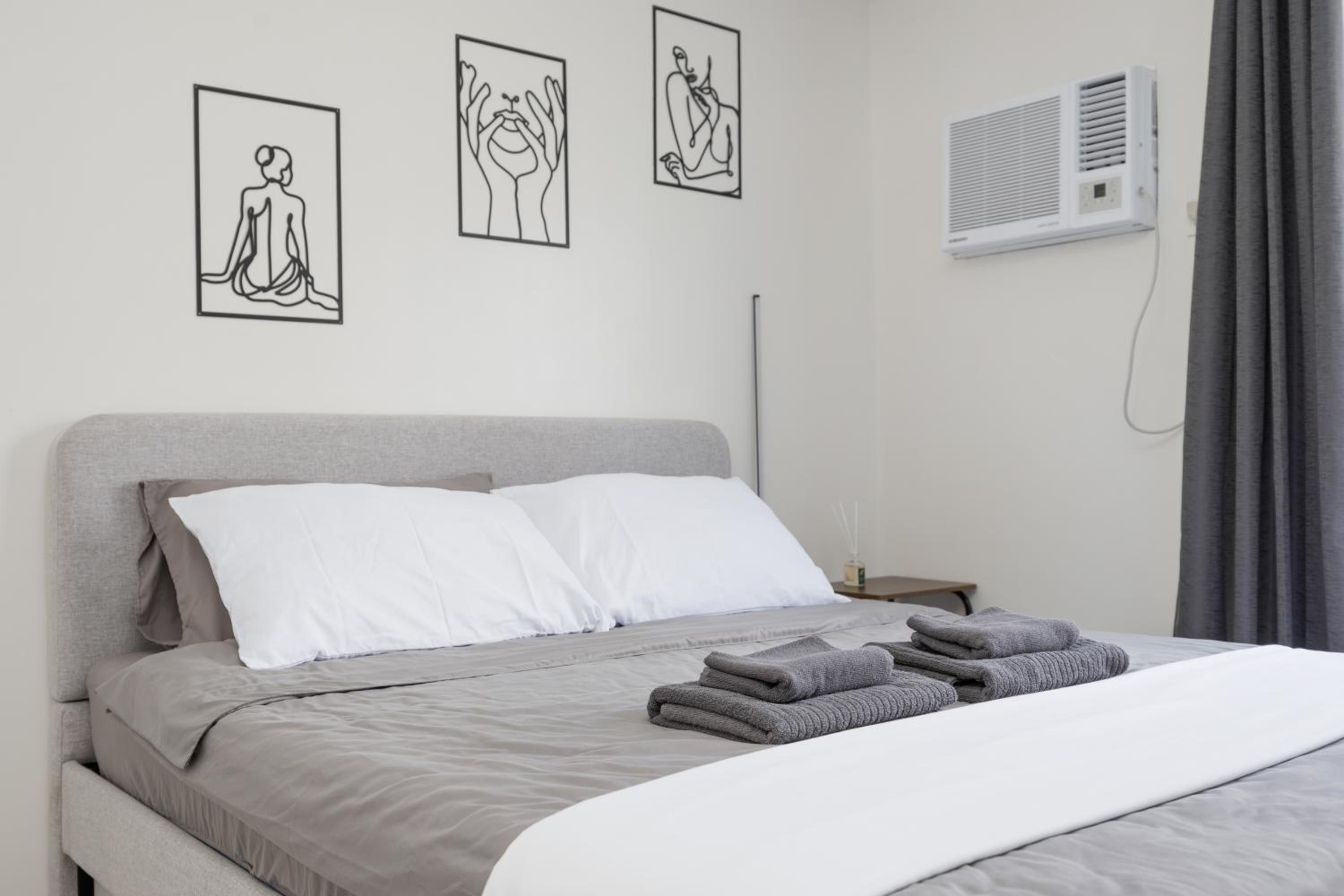 Studio Unit Near SM City and Ayala with Pool, Gym, Balcony and Fast Wifi view 3