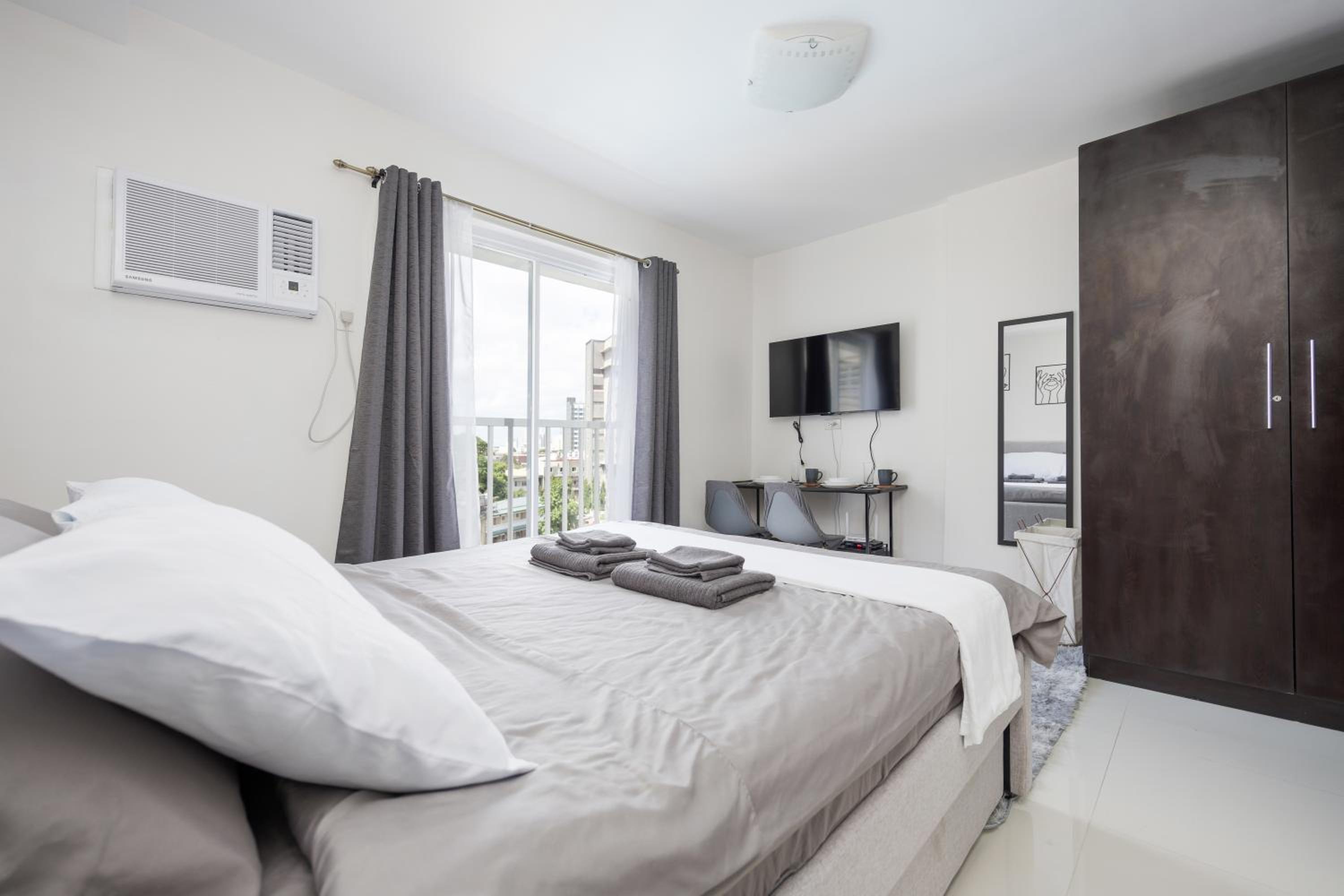 Studio Unit Near SM City and Ayala with Pool, Gym, Balcony and Fast Wifi view 2