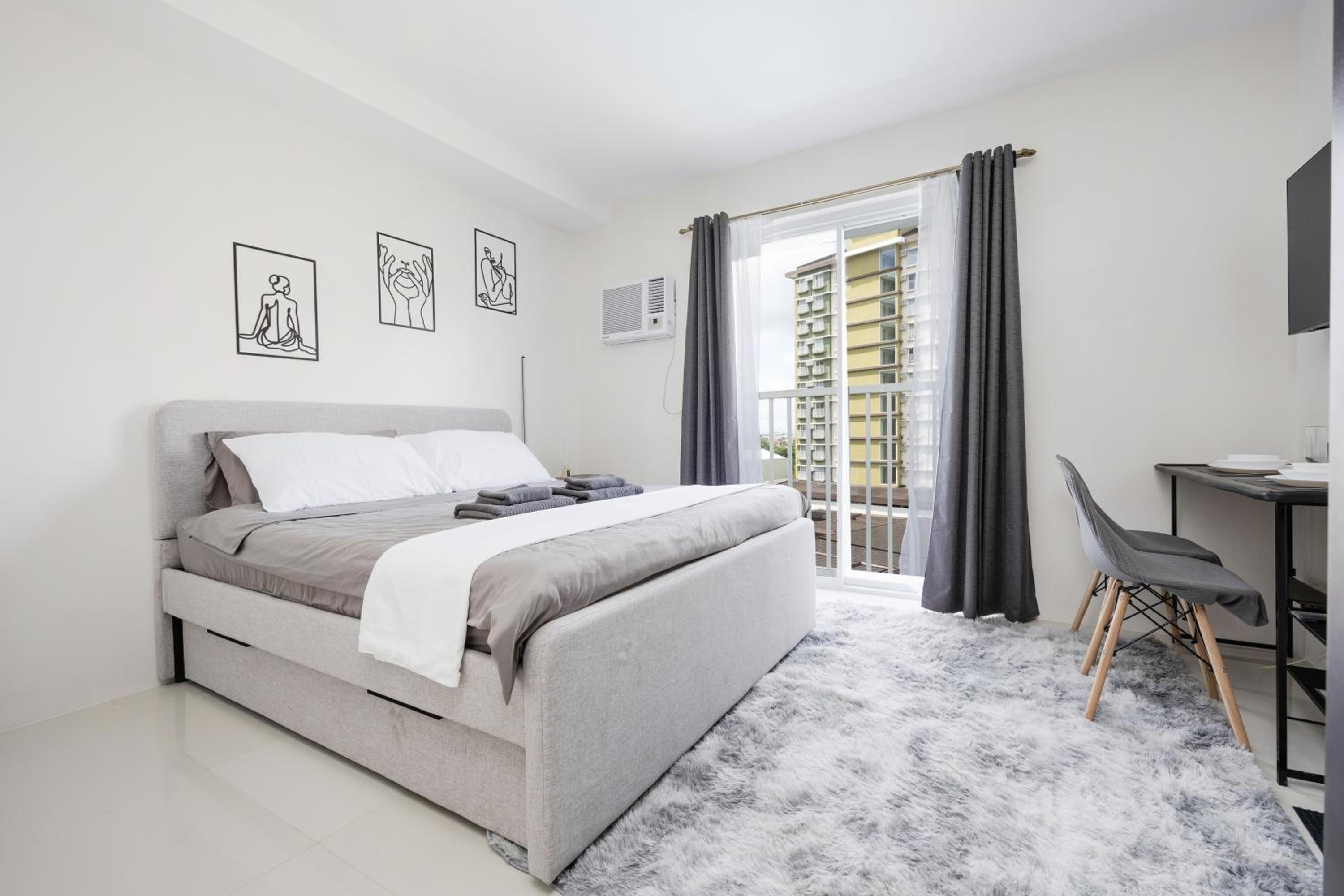 Studio Unit Near SM City and Ayala with Pool, Gym, Balcony and Fast Wifi view 5