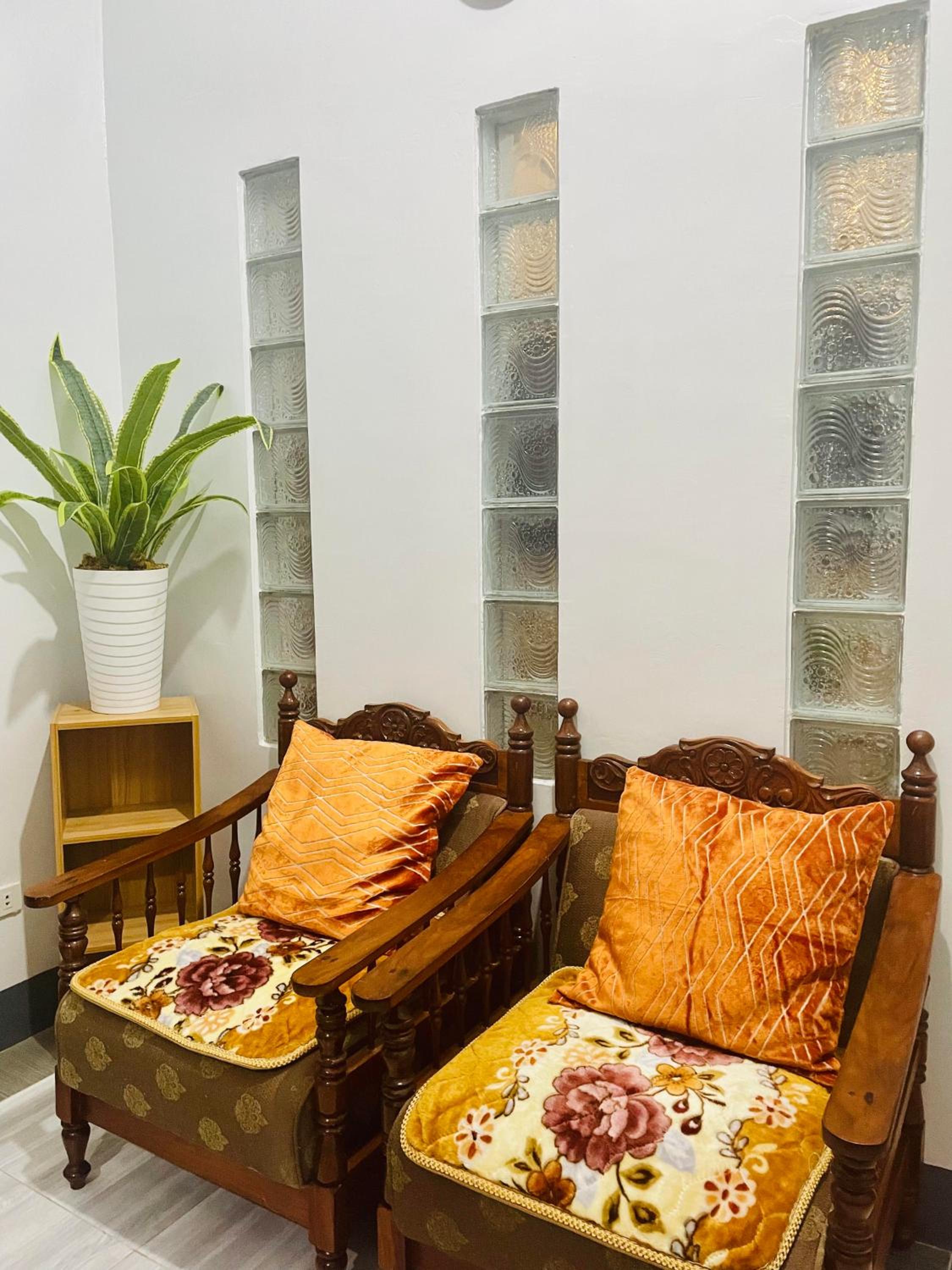 Comfy Unit 1 BR Unit With Living Room at Sonia's Island Stay view 4