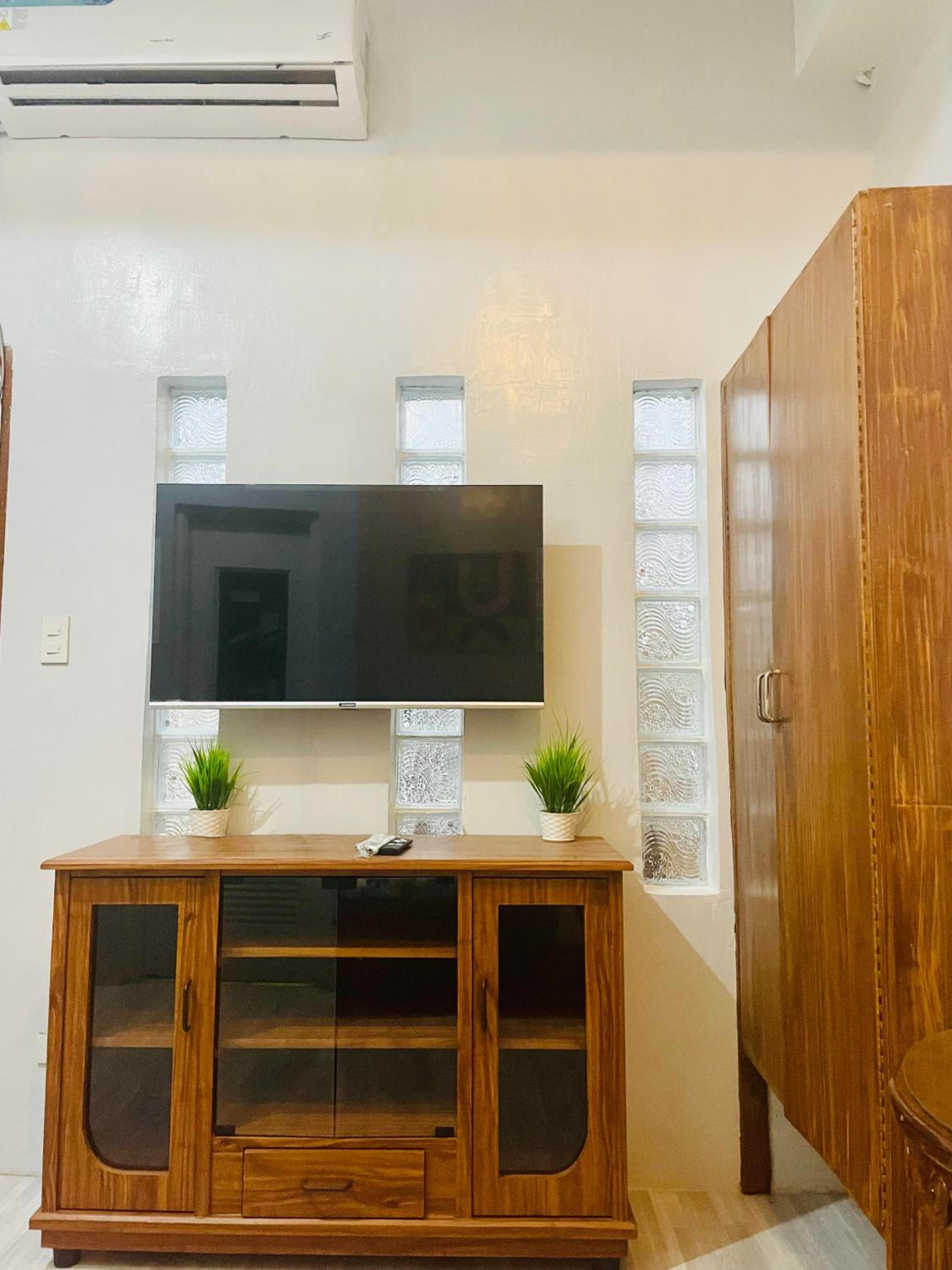 Comfy Unit 1 BR Unit With Living Room at Sonia's Island Stay view 5