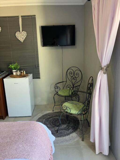 Stellies Accommodation - Room 2 view 3