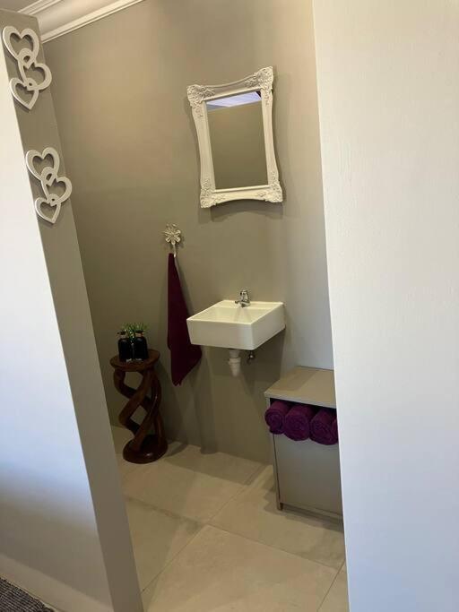 Stellies Accommodation - Room 2 view 4