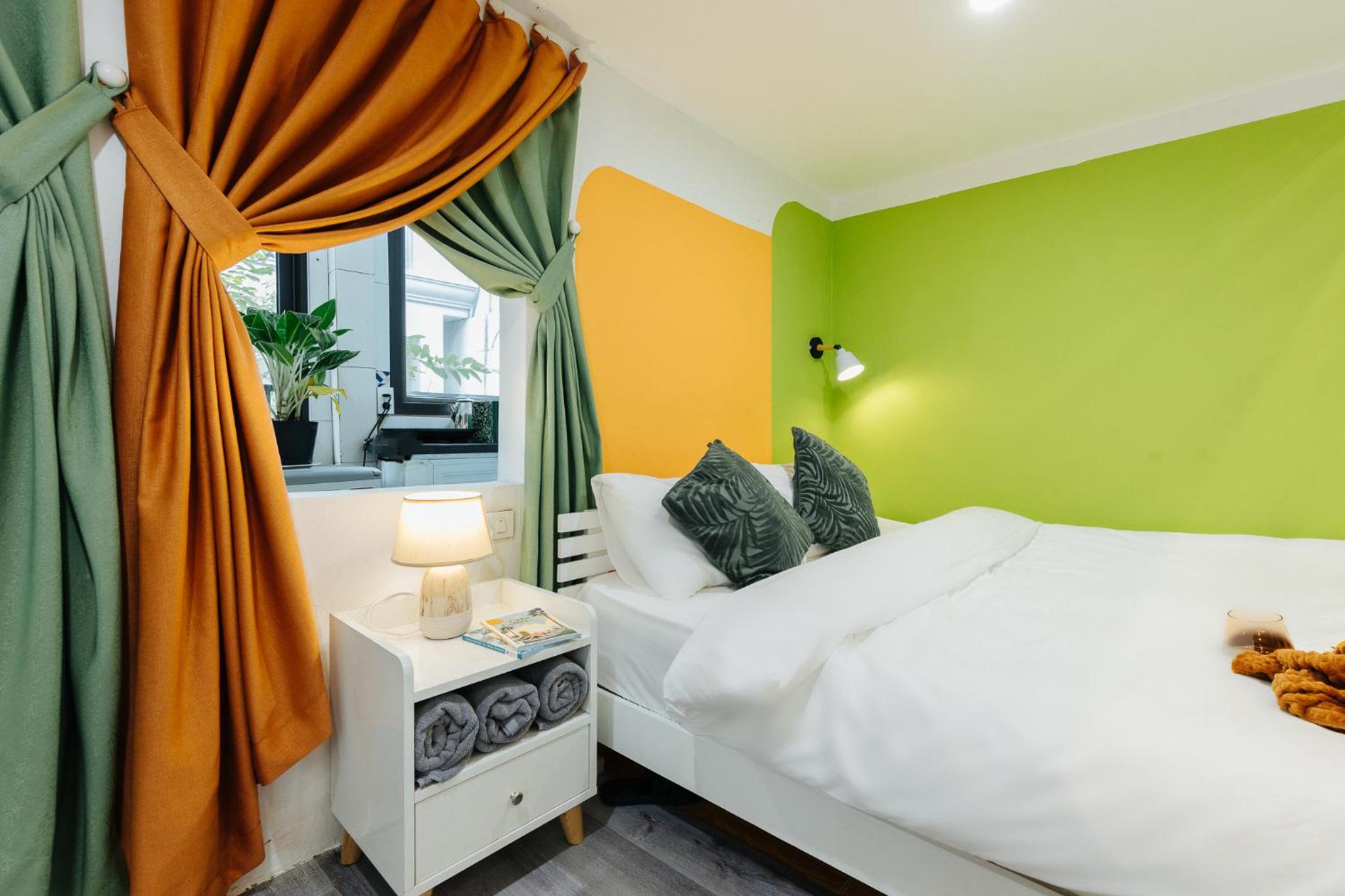 4 separate bedrooms, 5 beds, many bathrooms, old town, spacious, 13 ton dan street