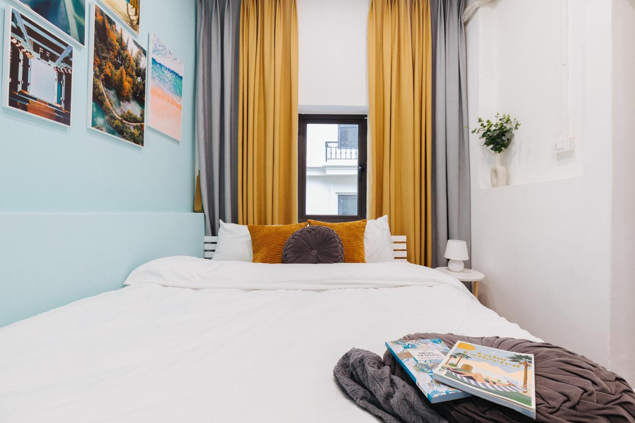 4 separate bedrooms, 5 beds, many bathrooms, old town, spacious, 13 ton dan street
