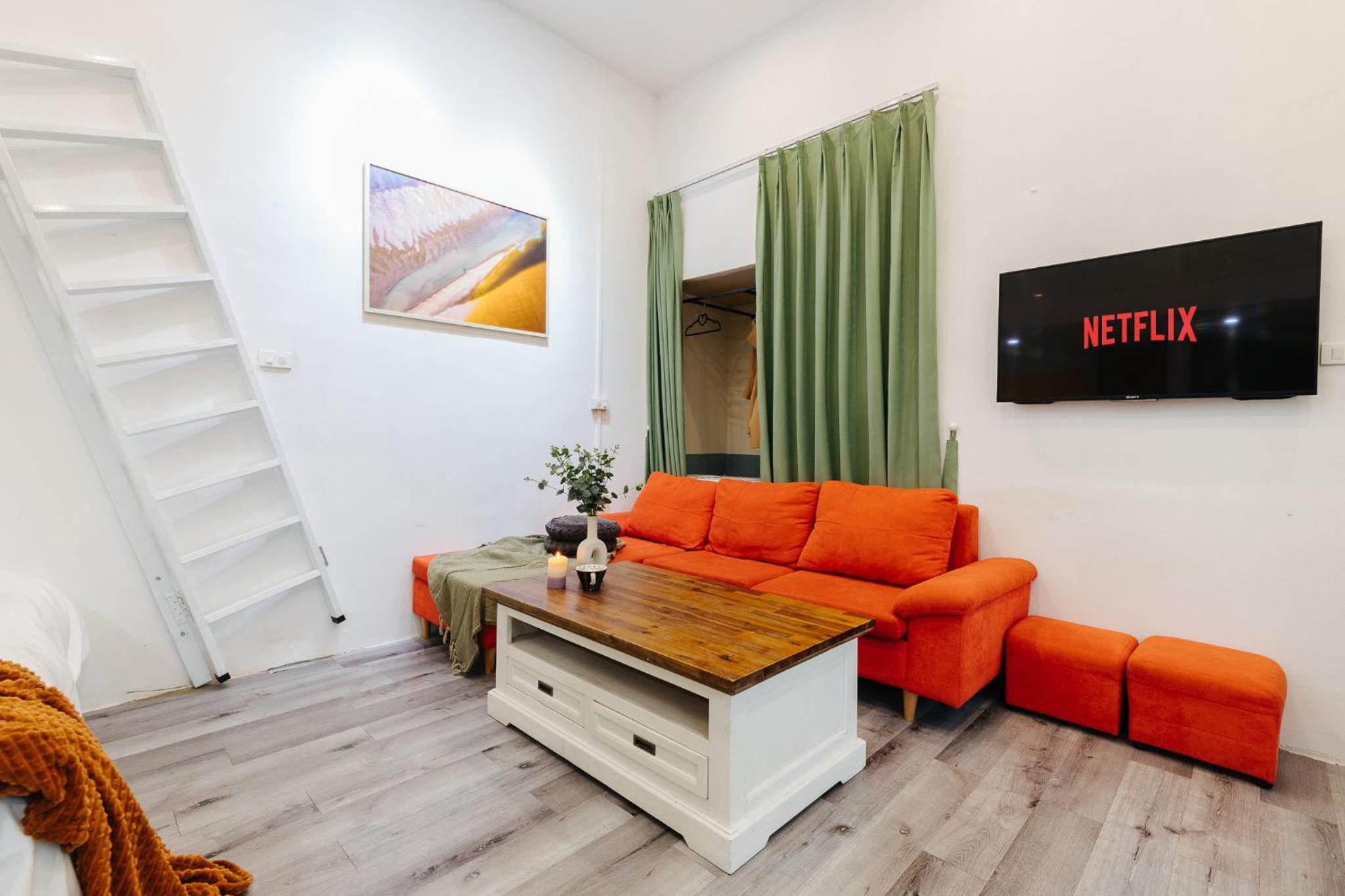 4 separate bedrooms, 5 beds, many bathrooms, old town, spacious, 13 ton dan street