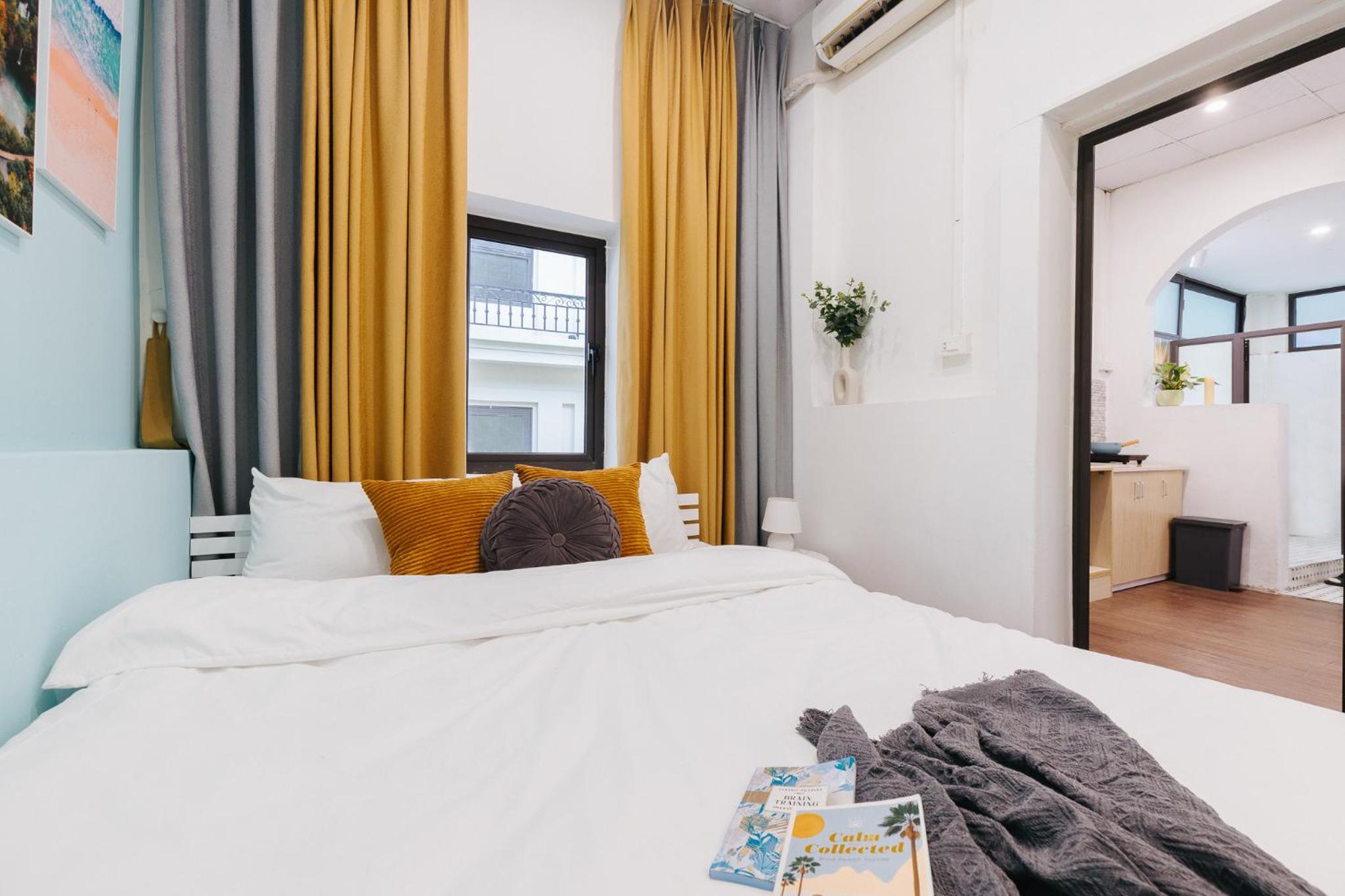 4 separate bedrooms, 5 beds, many bathrooms, old town, spacious, 13 ton dan street