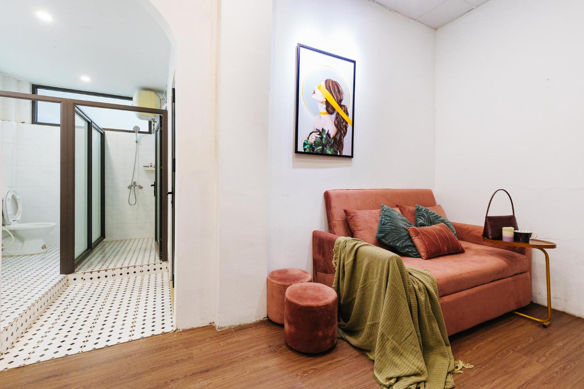 4 separate bedrooms, 5 beds, many bathrooms, old town, spacious, 13 ton dan street