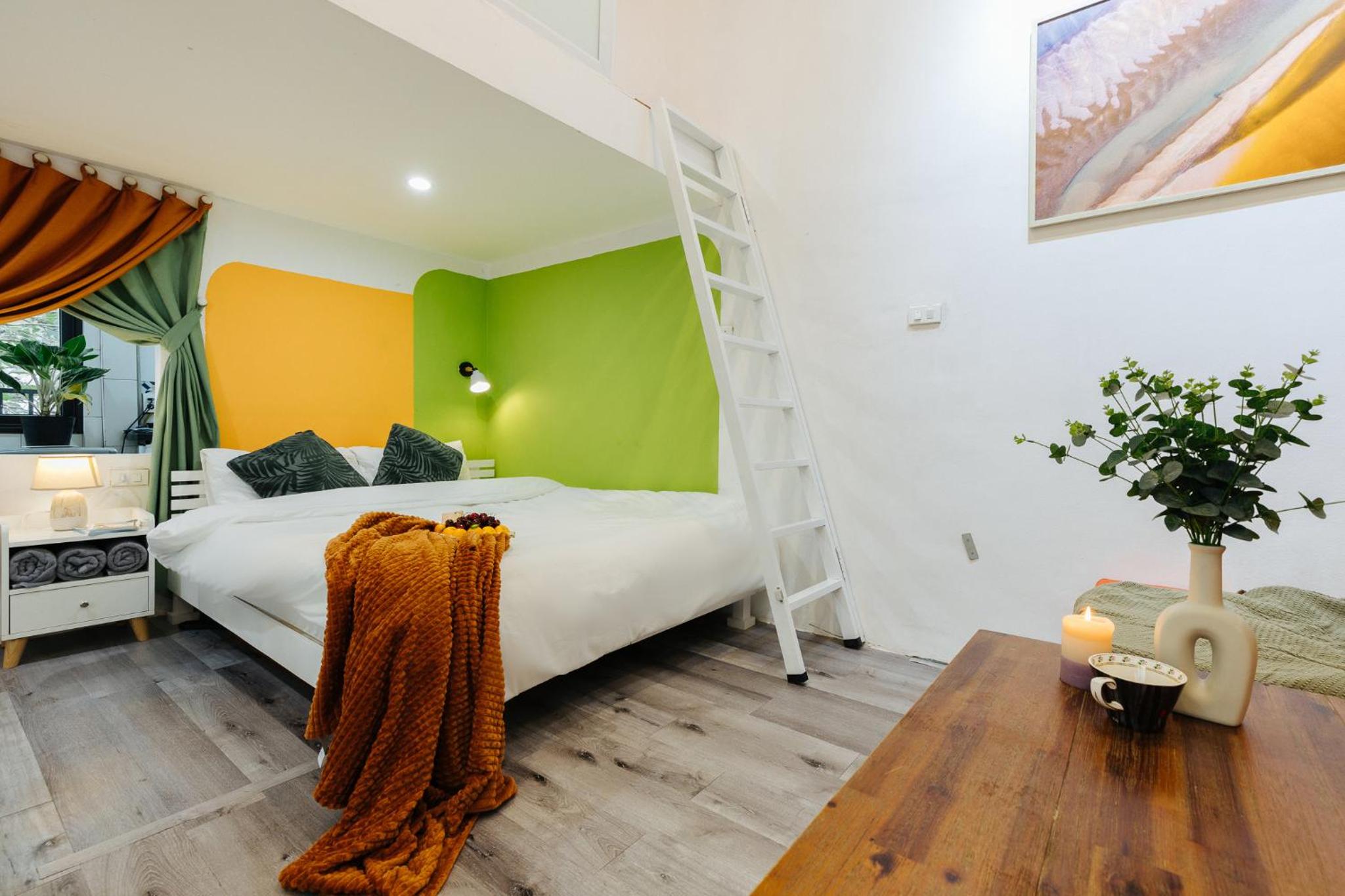 4 separate bedrooms, 5 beds, many bathrooms, old town, spacious, 13 ton dan street