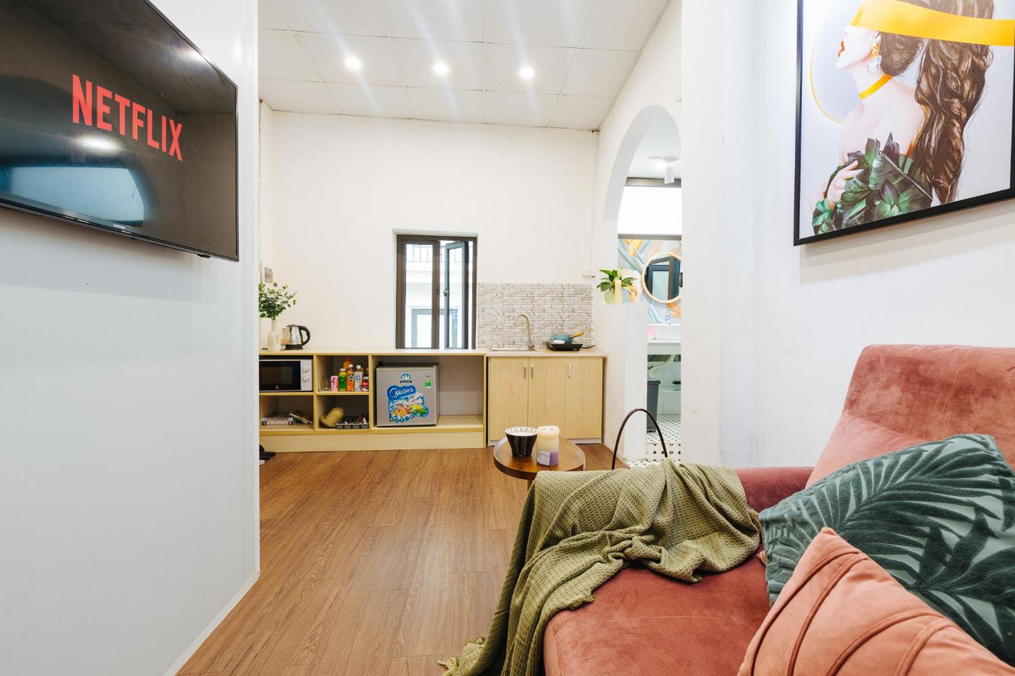 4 separate bedrooms, 5 beds, many bathrooms, old town, spacious, 13 ton dan street