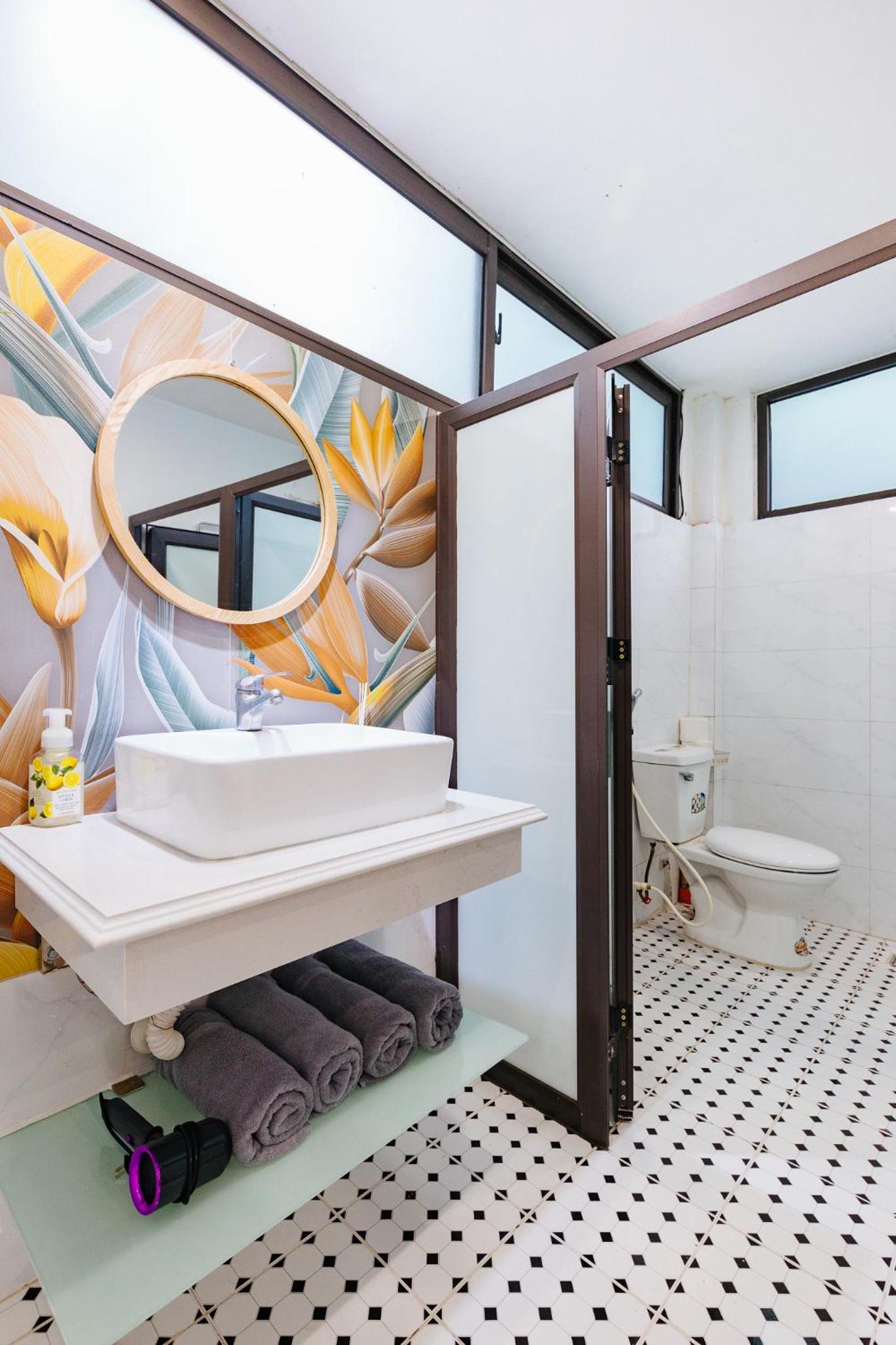4 separate bedrooms, 5 beds, many bathrooms, old town, spacious, 13 ton dan street
