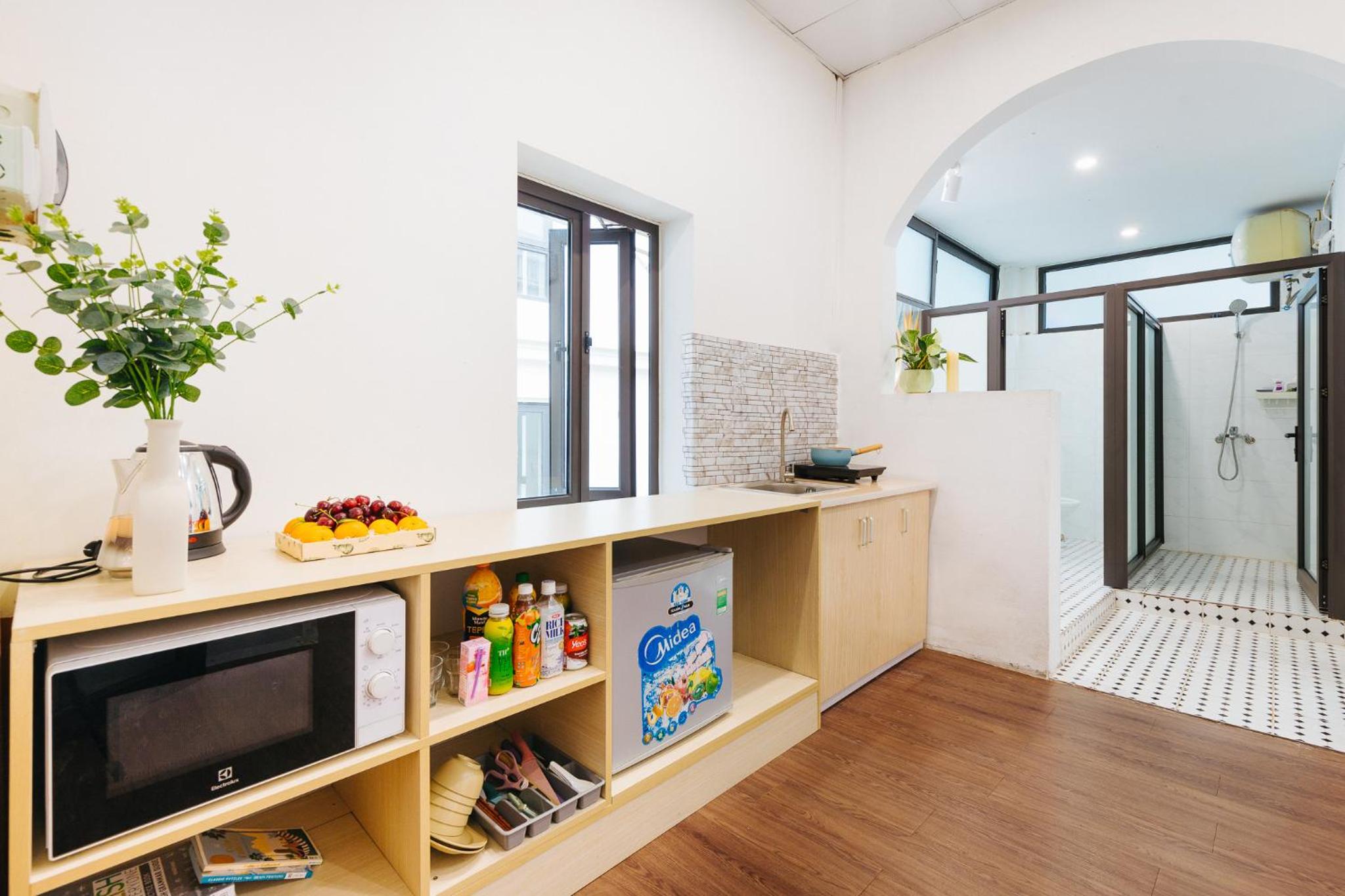 4 separate bedrooms, 5 beds, many bathrooms, old town, spacious, 13 ton dan street