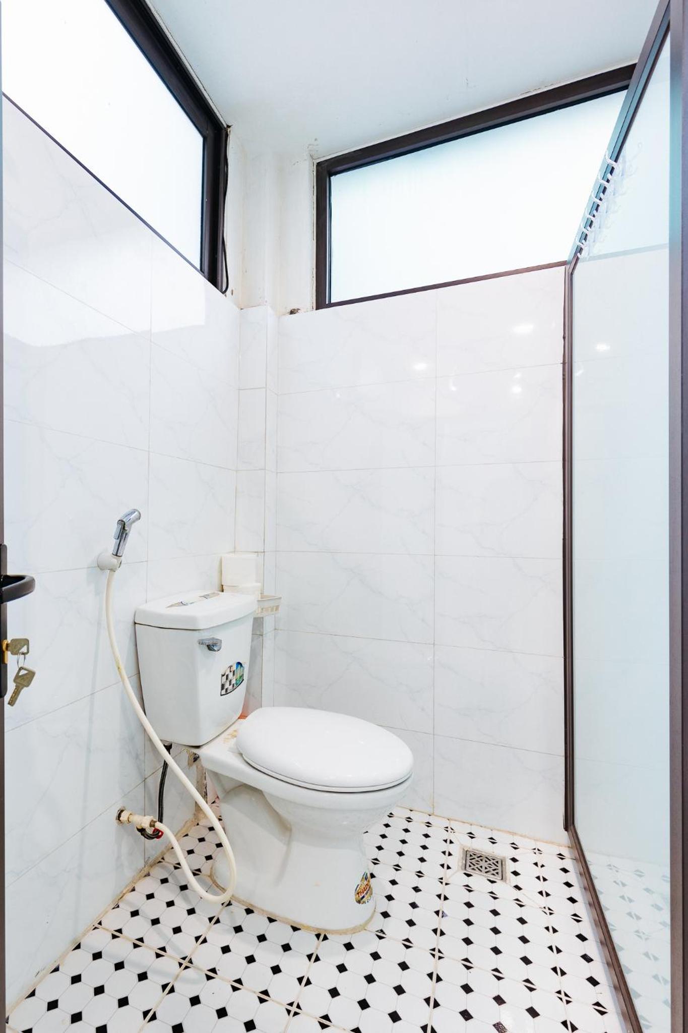 4 separate bedrooms, 5 beds, many bathrooms, old town, spacious, 13 ton dan street