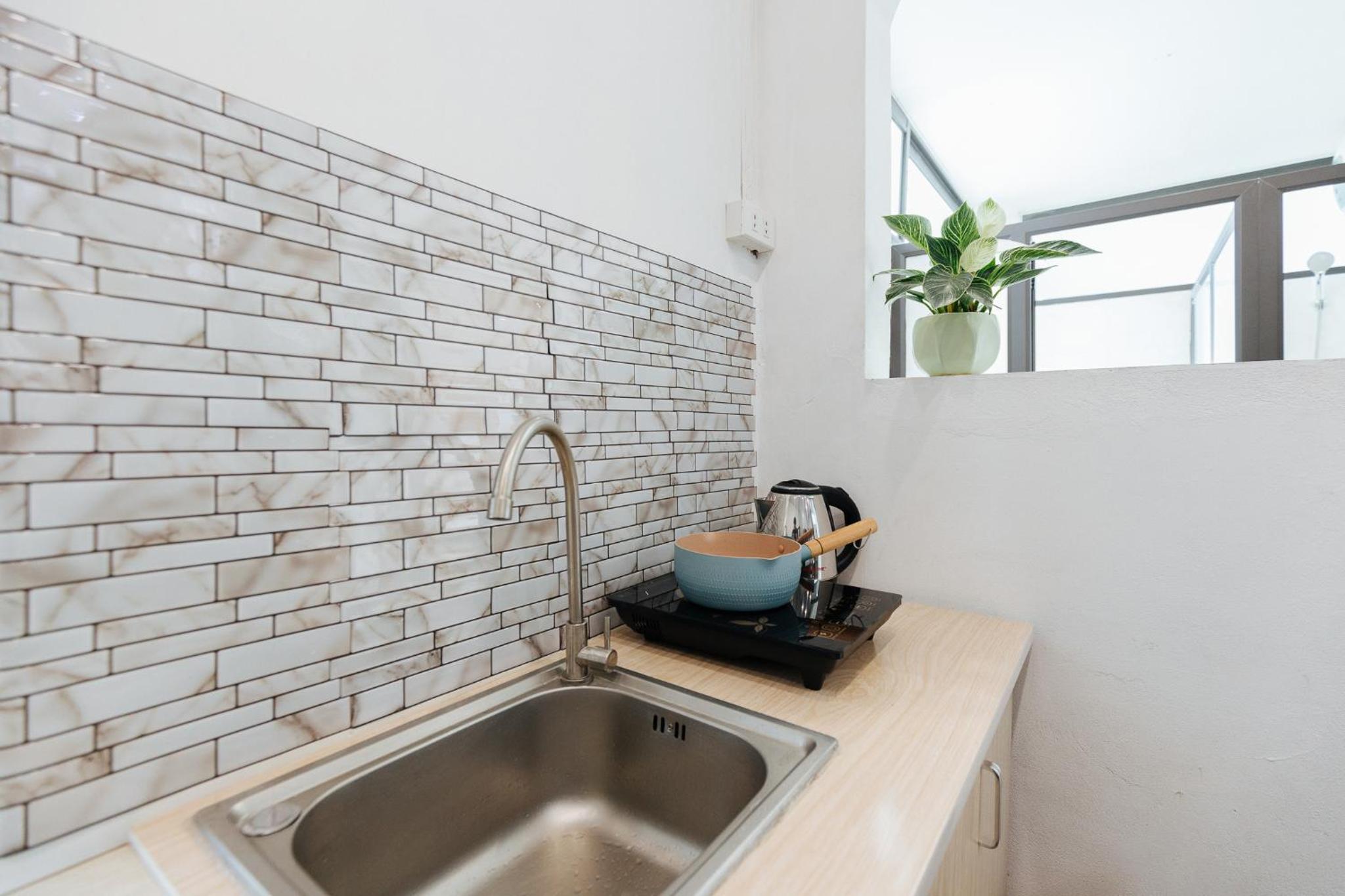 4 separate bedrooms, 5 beds, many bathrooms, old town, spacious, 13 ton dan street