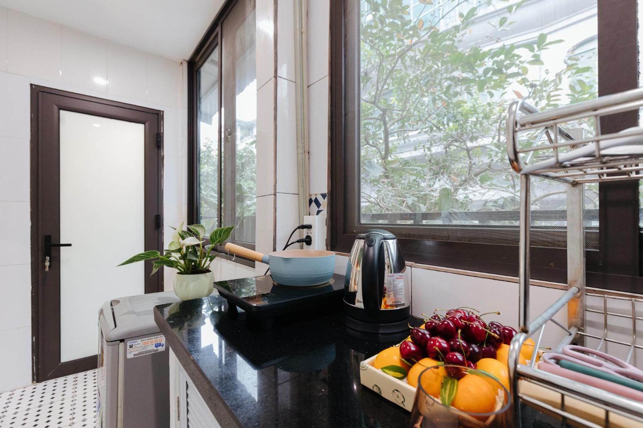 4 separate bedrooms, 5 beds, many bathrooms, old town, spacious, 13 ton dan street