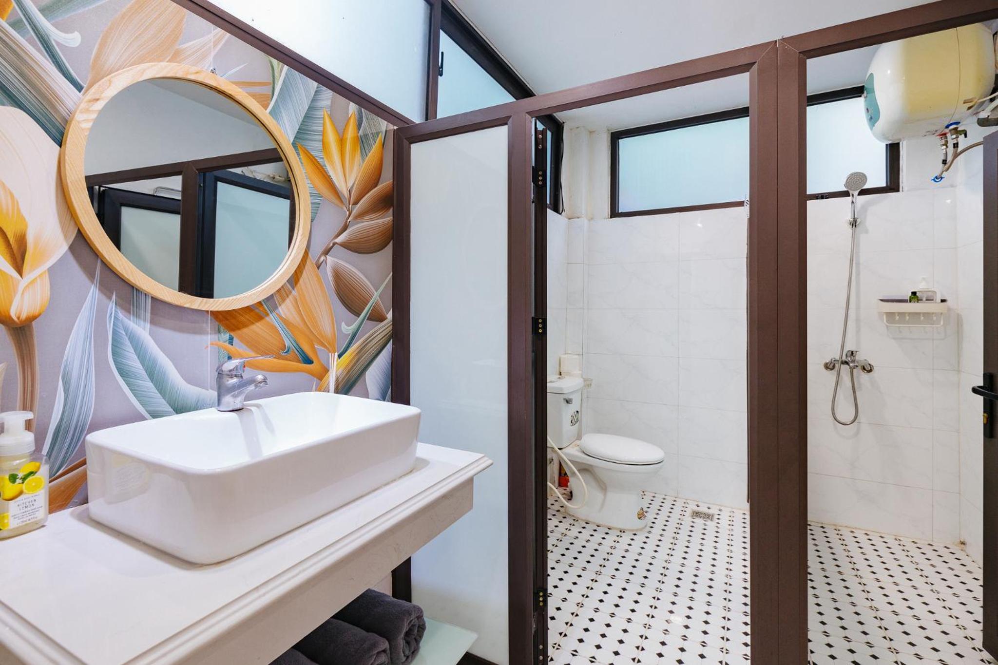 4 separate bedrooms, 5 beds, many bathrooms, old town, spacious, 13 ton dan street