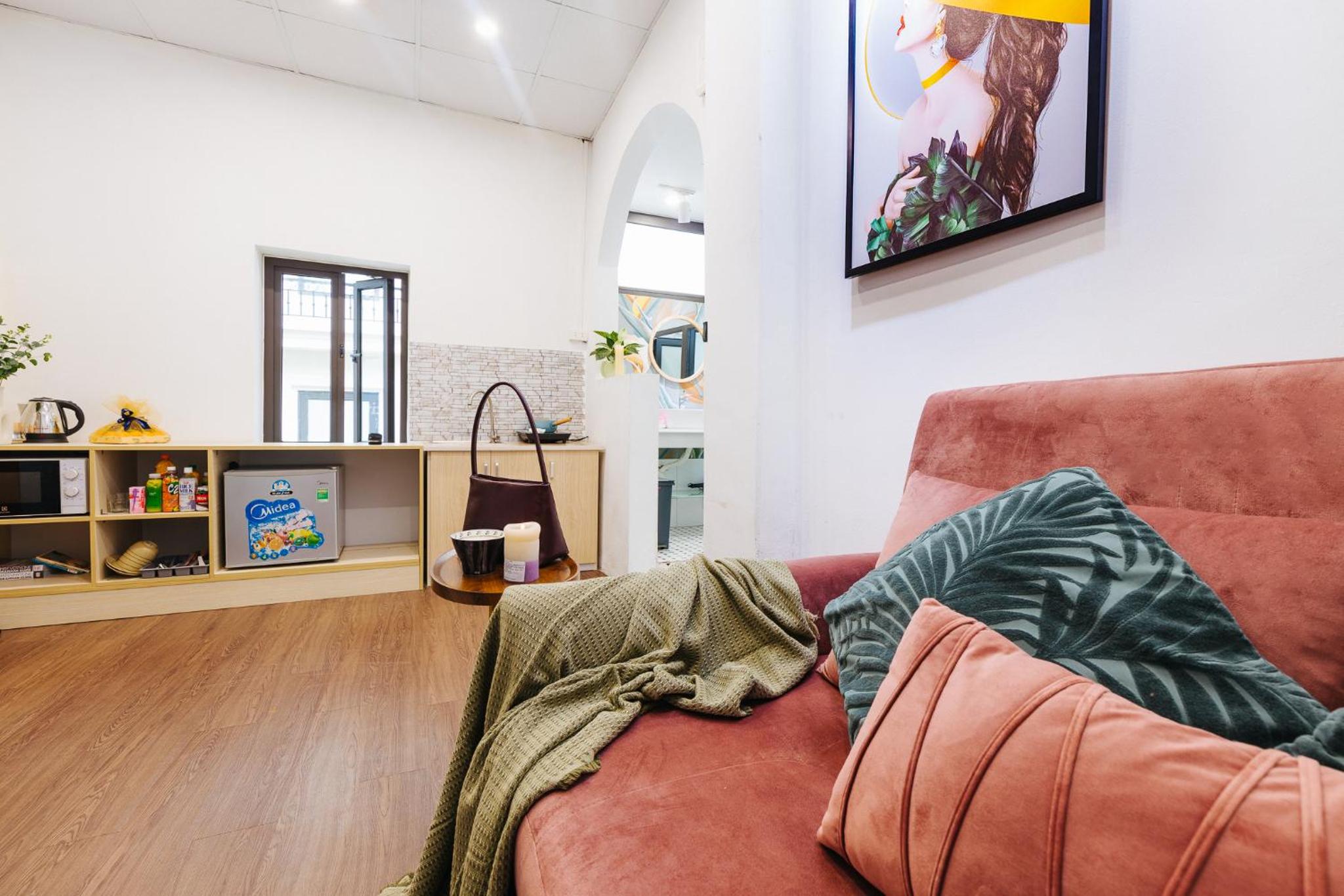 4 separate bedrooms, 5 beds, many bathrooms, old town, spacious, 13 ton dan street