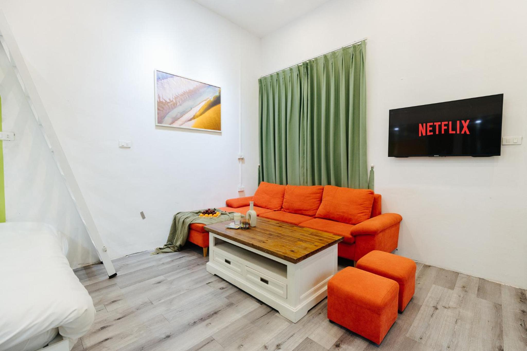 4 separate bedrooms, 5 beds, many bathrooms, old town, spacious, 13 ton dan street